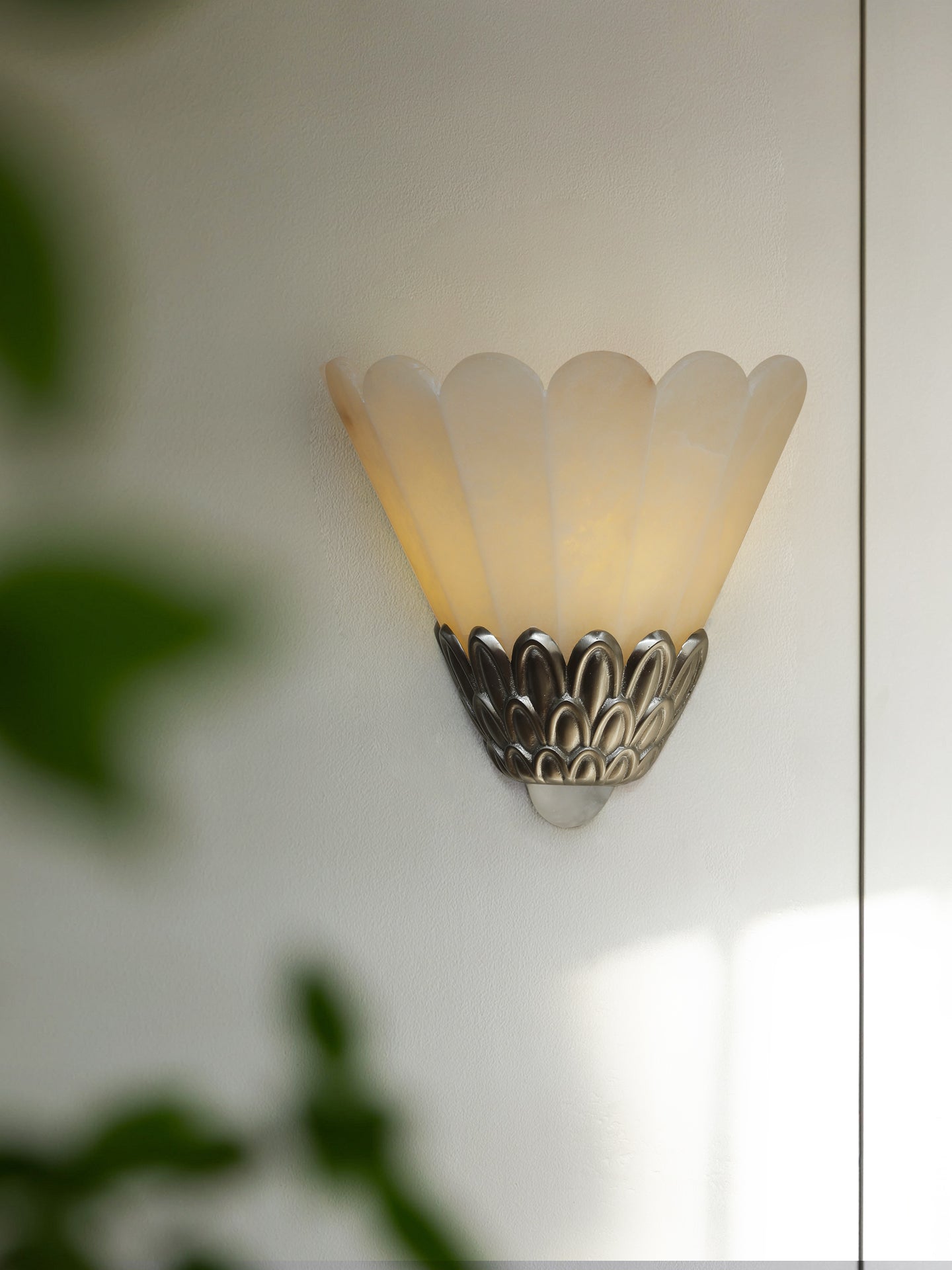 Marbe Vintage Alabaster Petal Wall Lamp-Neutral Decor