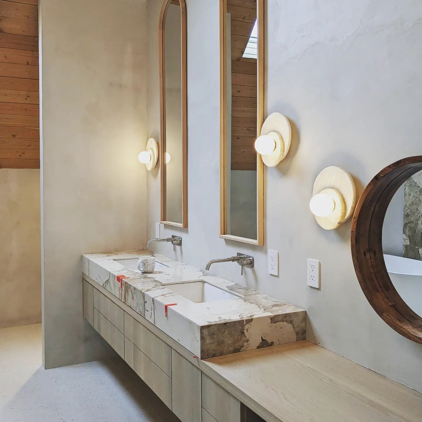 Alorarae Organic Alabaster Wall Light-Neutral Decor