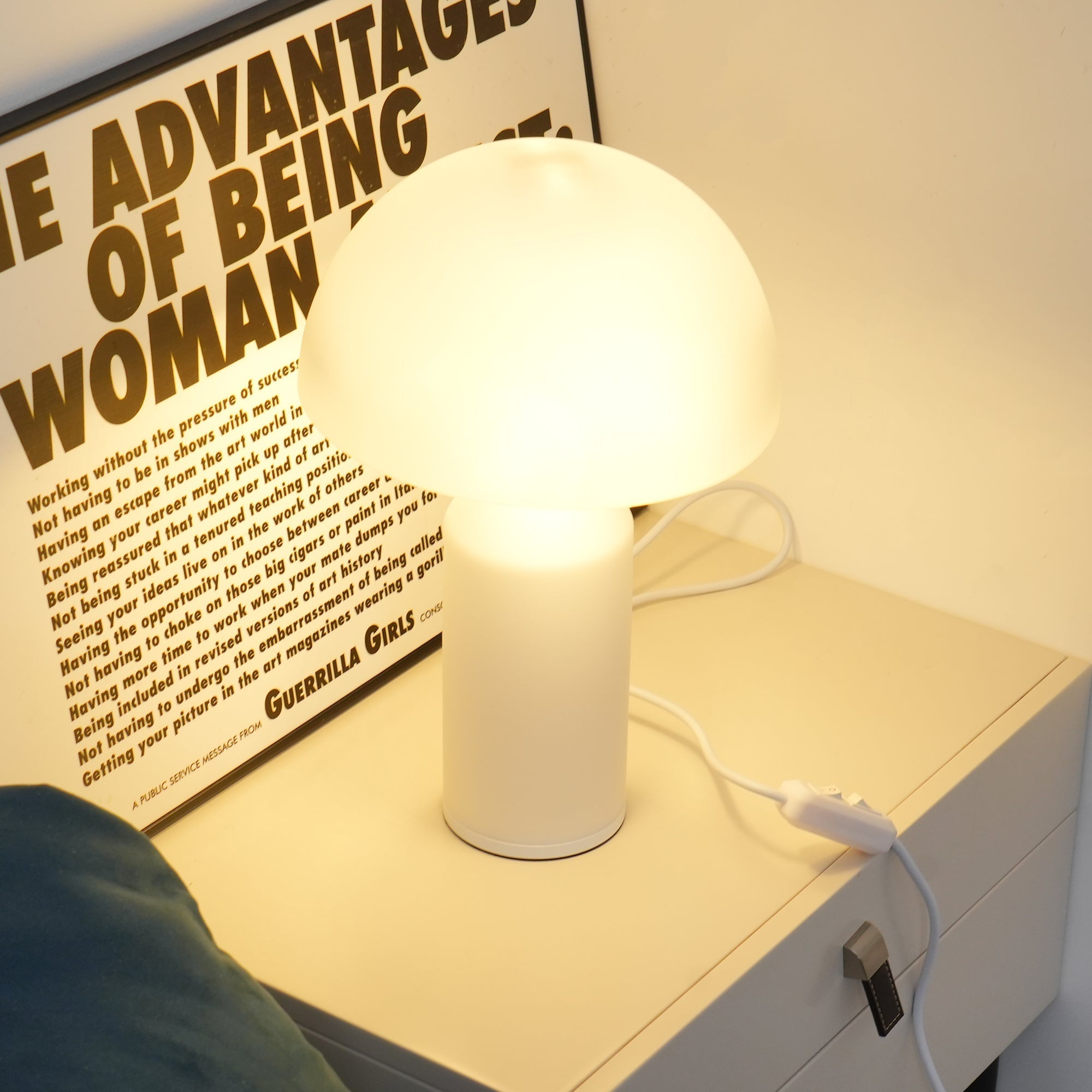 Hesrin Glass Artistic Table Lamp-Neutral Decor
