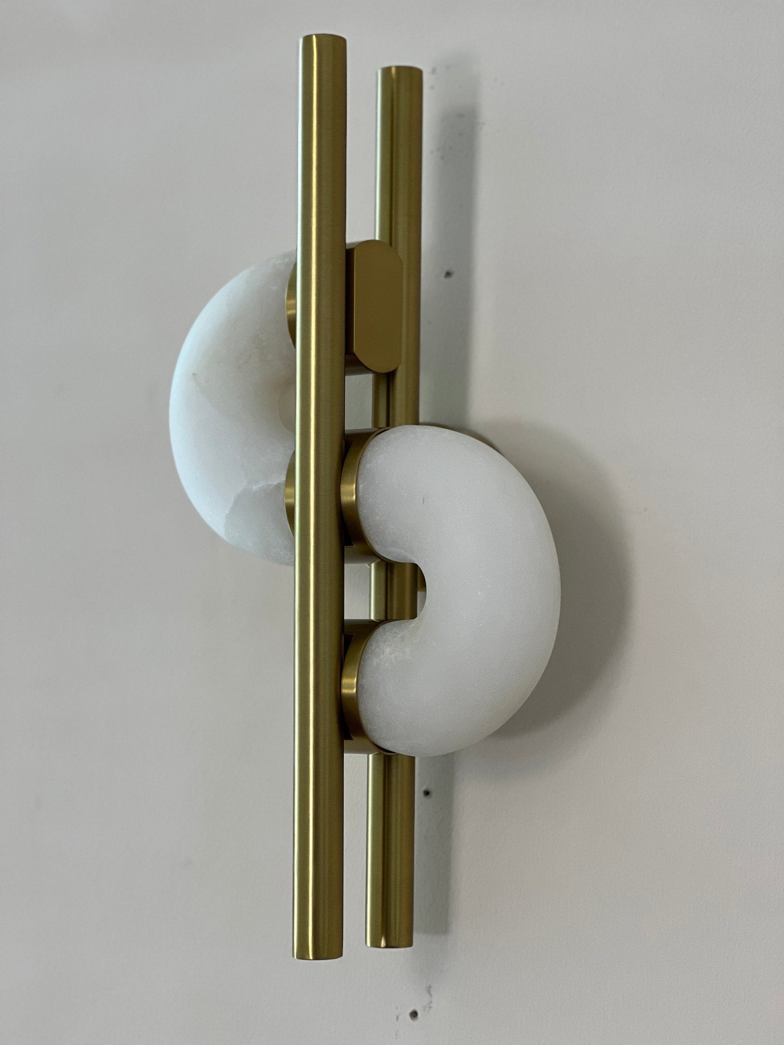 Sypre Dual Disc Artistic Alabaster Wall Lamp-Neutral Decor