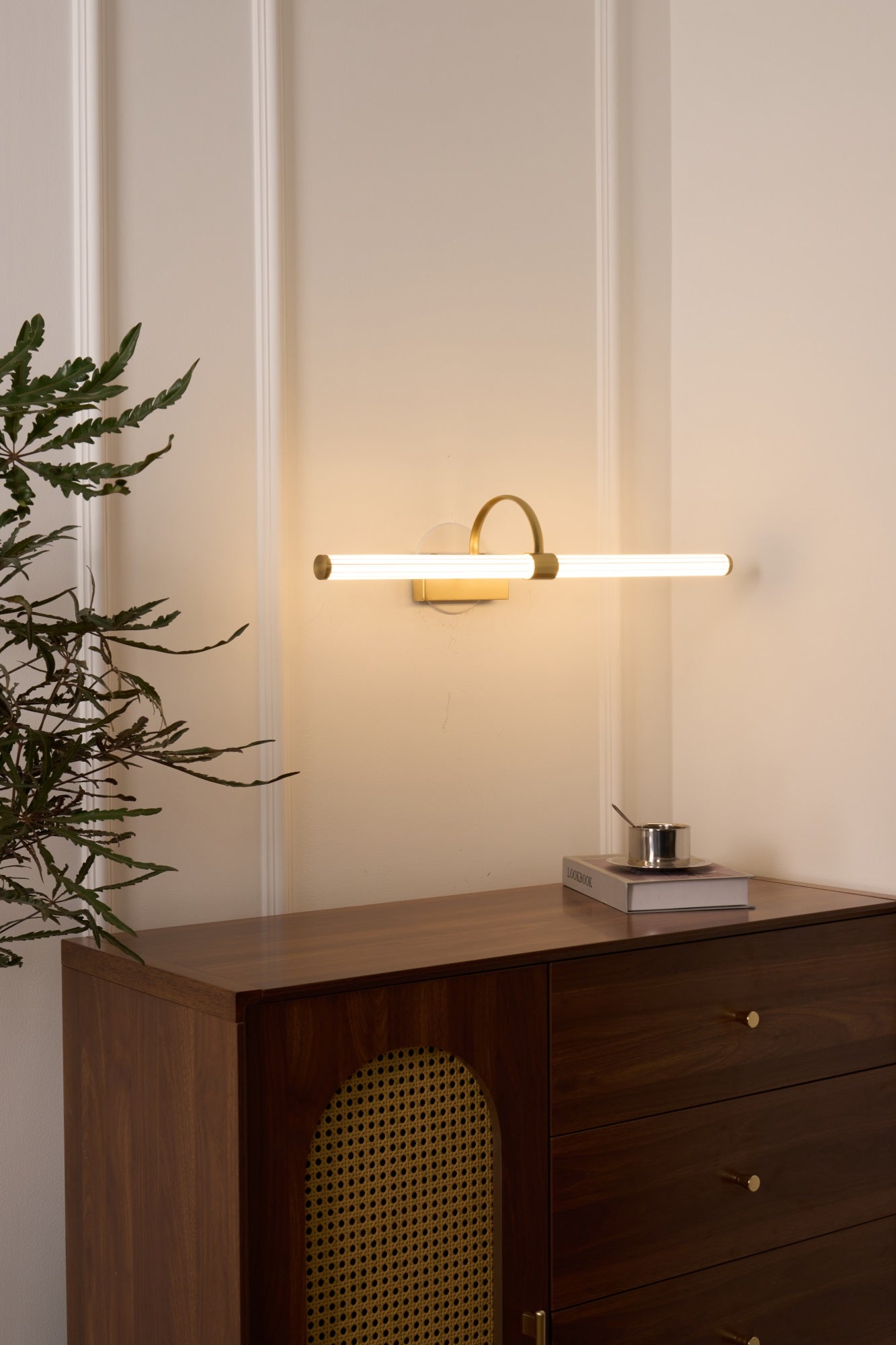Beryl Modern Minimalist Brass Wall Light-Neutral Decor