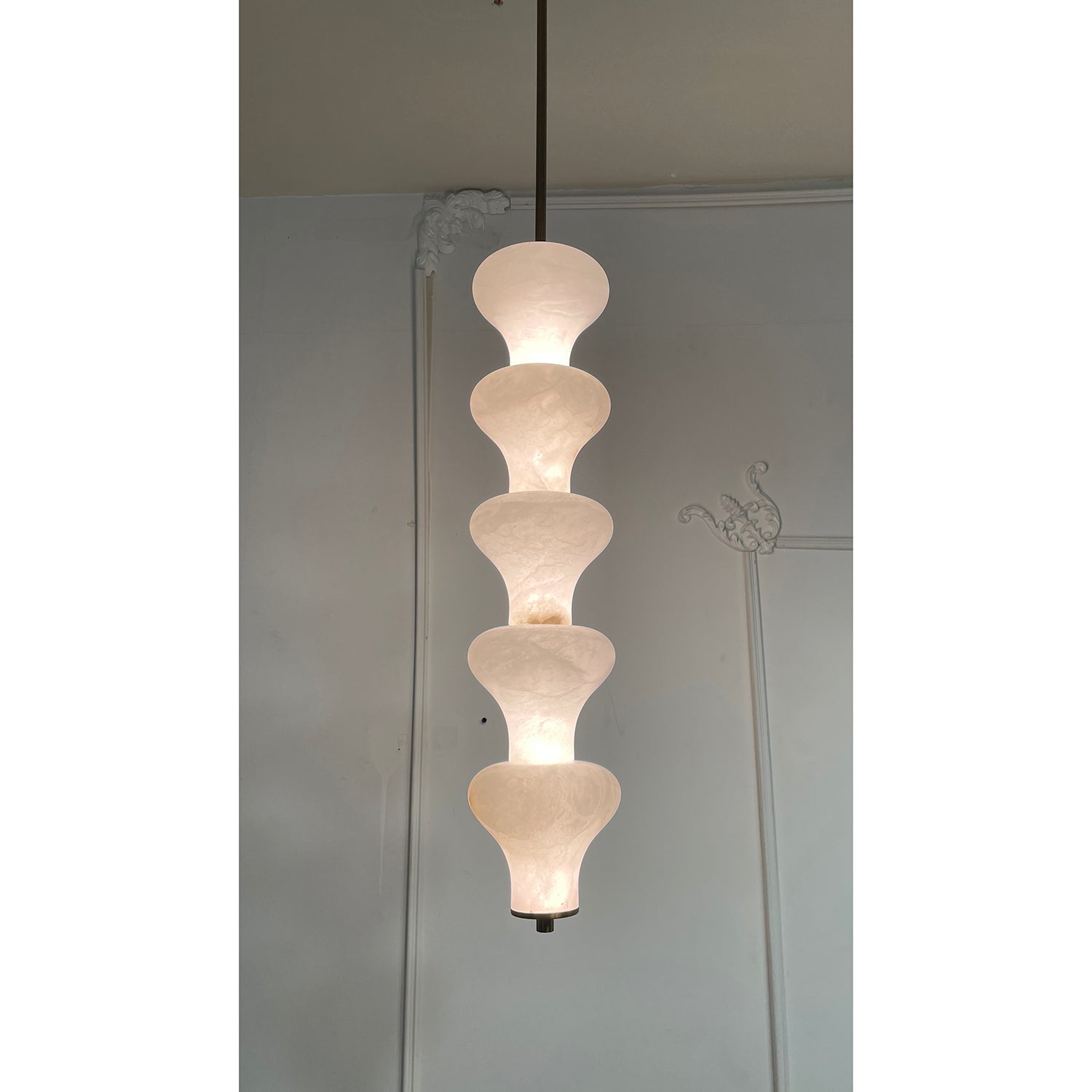 Dimensional drawing of the Balandres Alabaster Pendant Lamp with measurements.