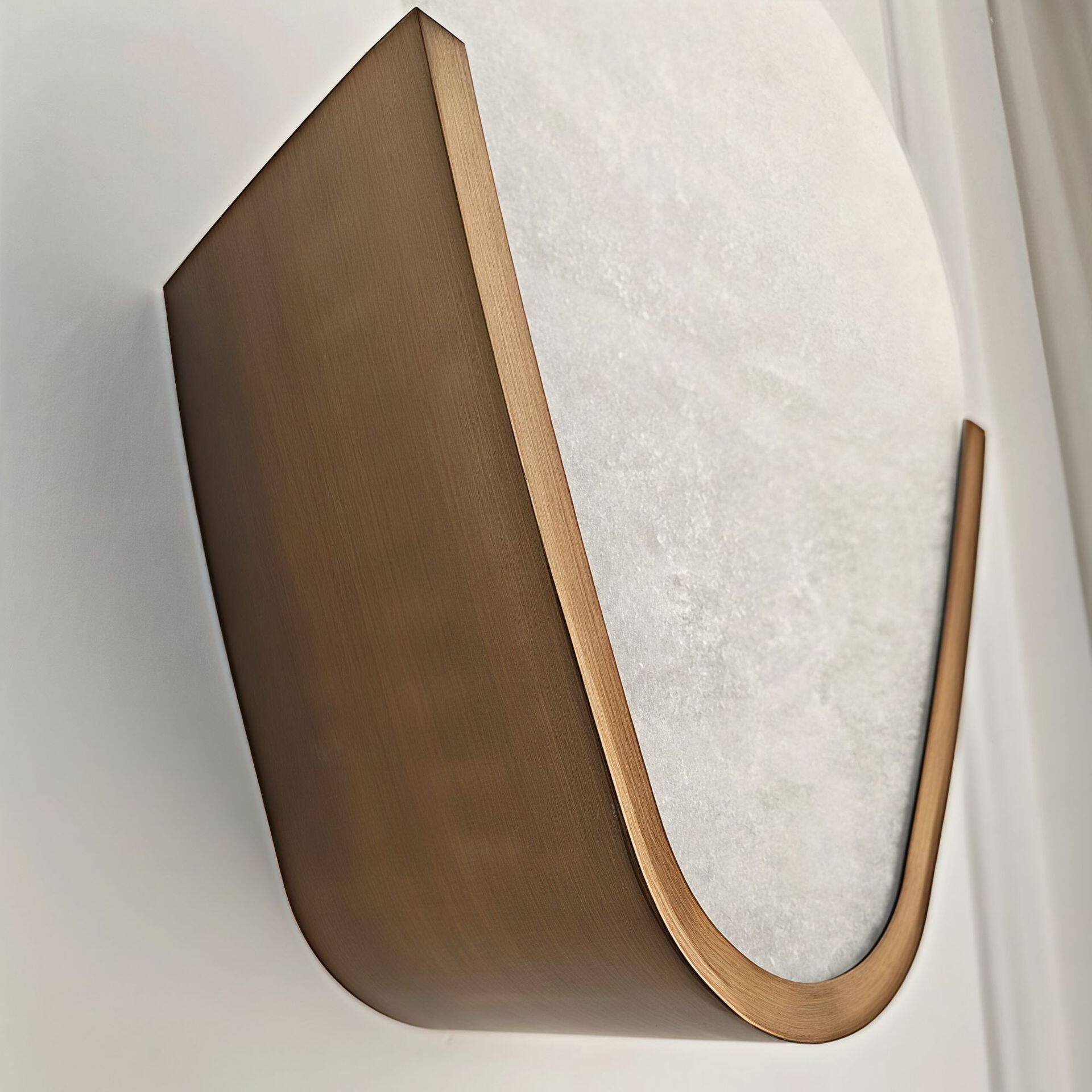 Detail of the junction between the alabaster shade and the metal frame.