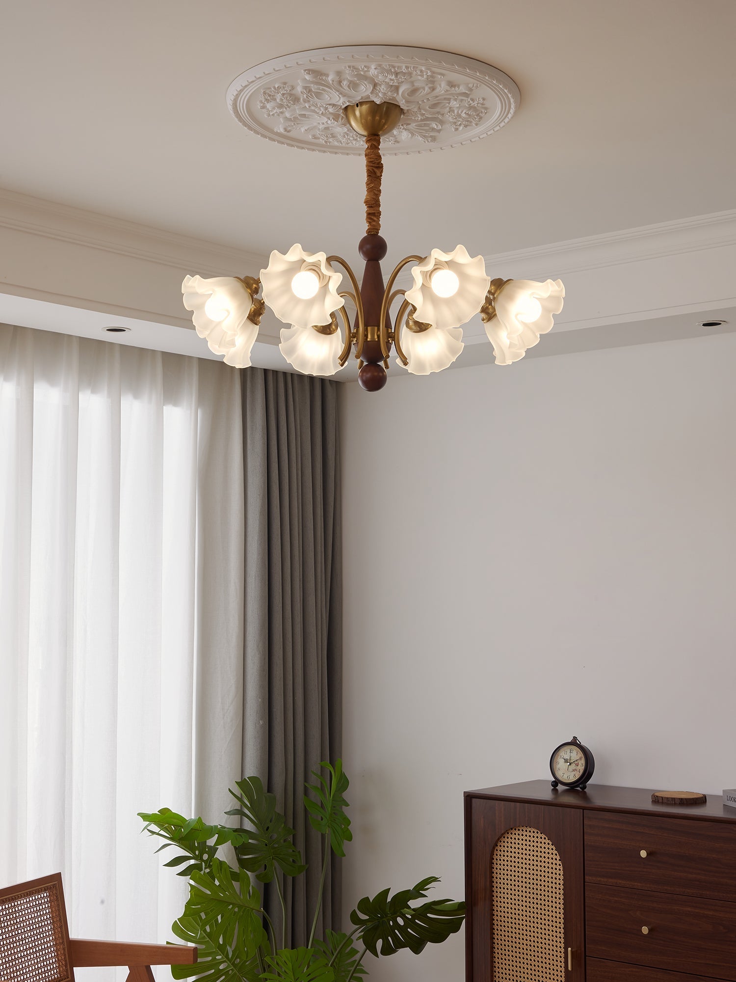 Ilvinan Traditional Elegance Wood Glass Chandelier-Neutral Decor