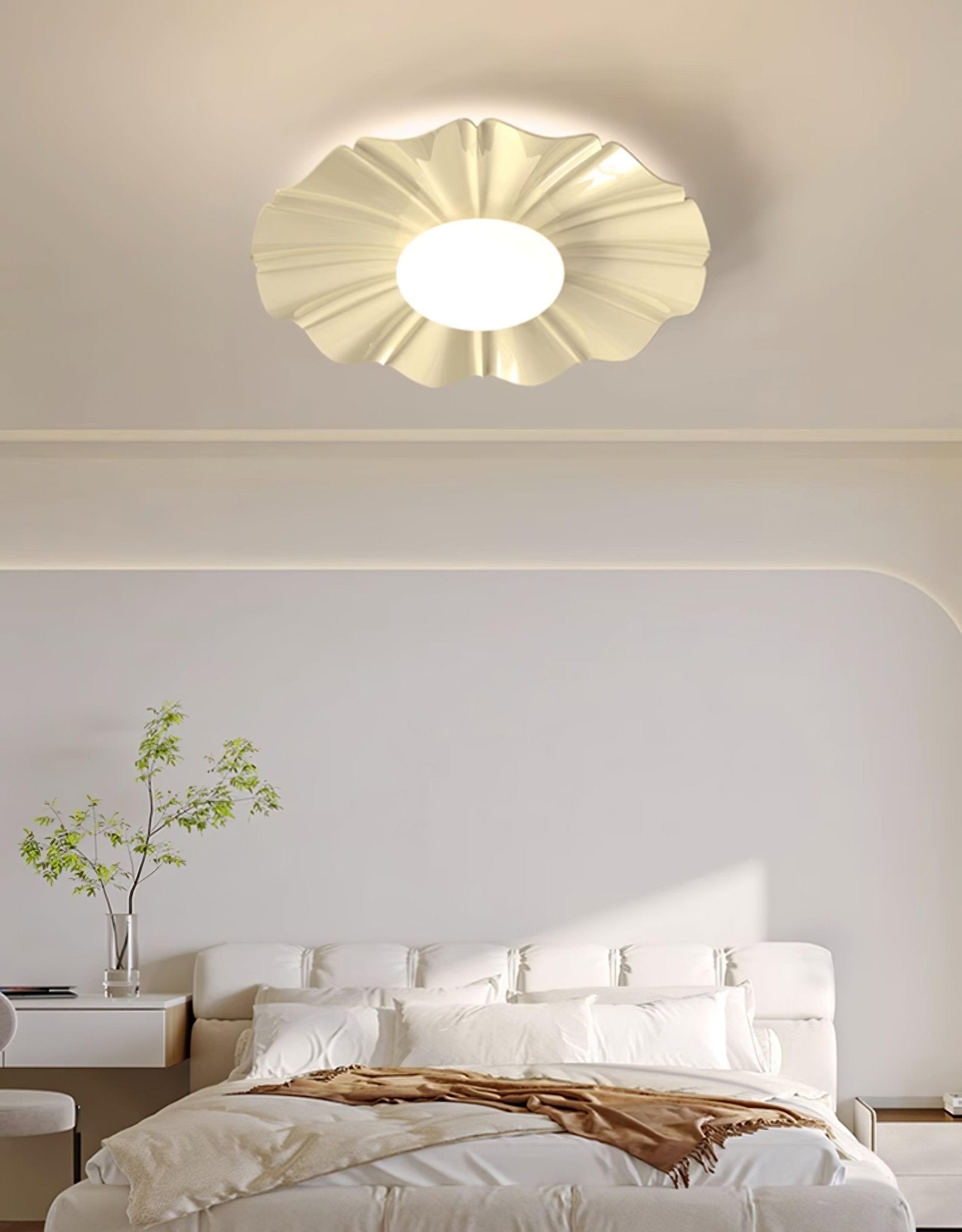 Lustra Ceiling Light Gold LED Scalloped for Bedroom-Neutral Decor