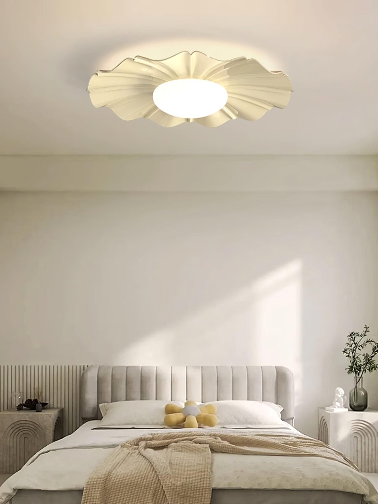 Lustra Ceiling Light Gold LED Scalloped for Bedroom-Neutral Decor
