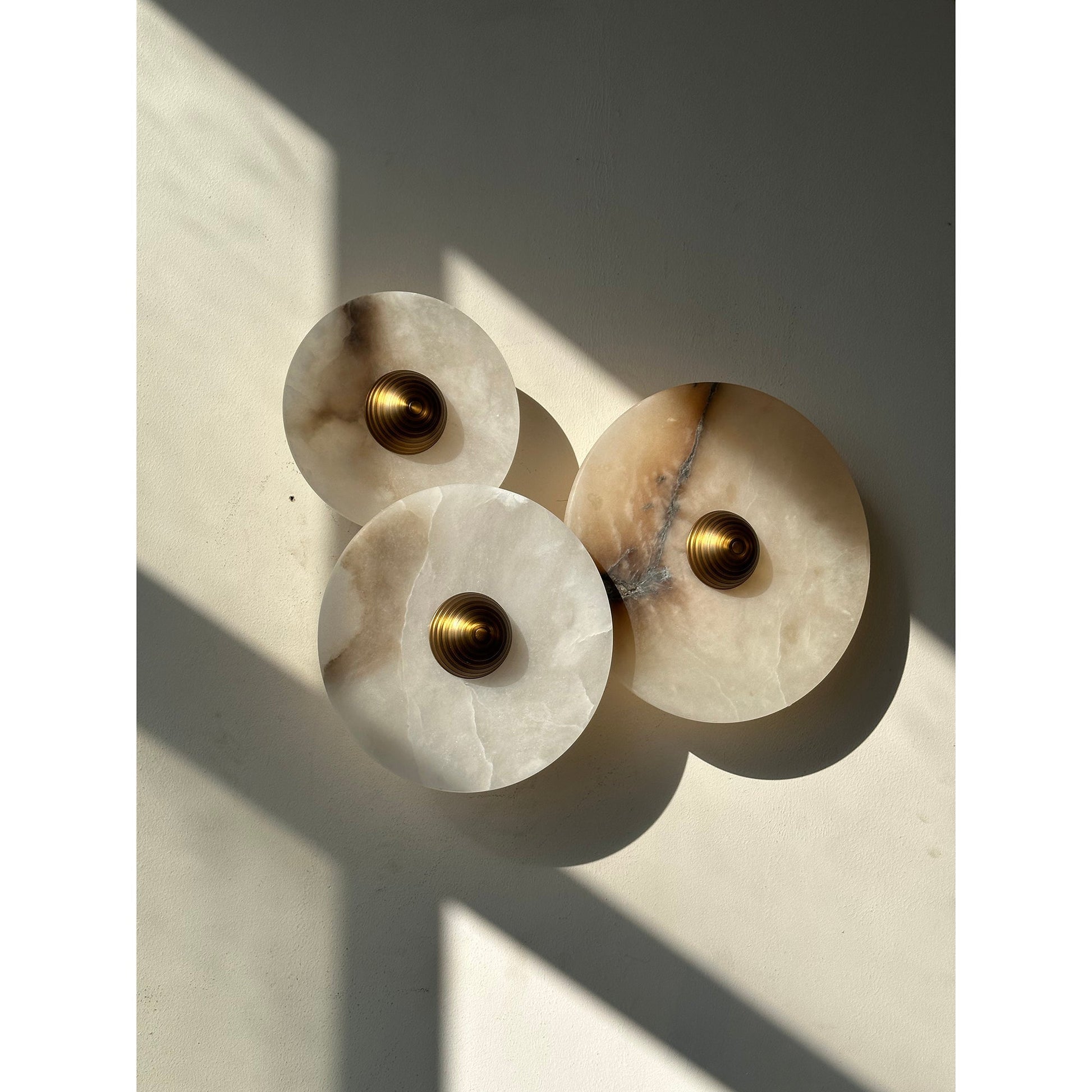 Side profile of the 2-head marble and alabaster sconce.