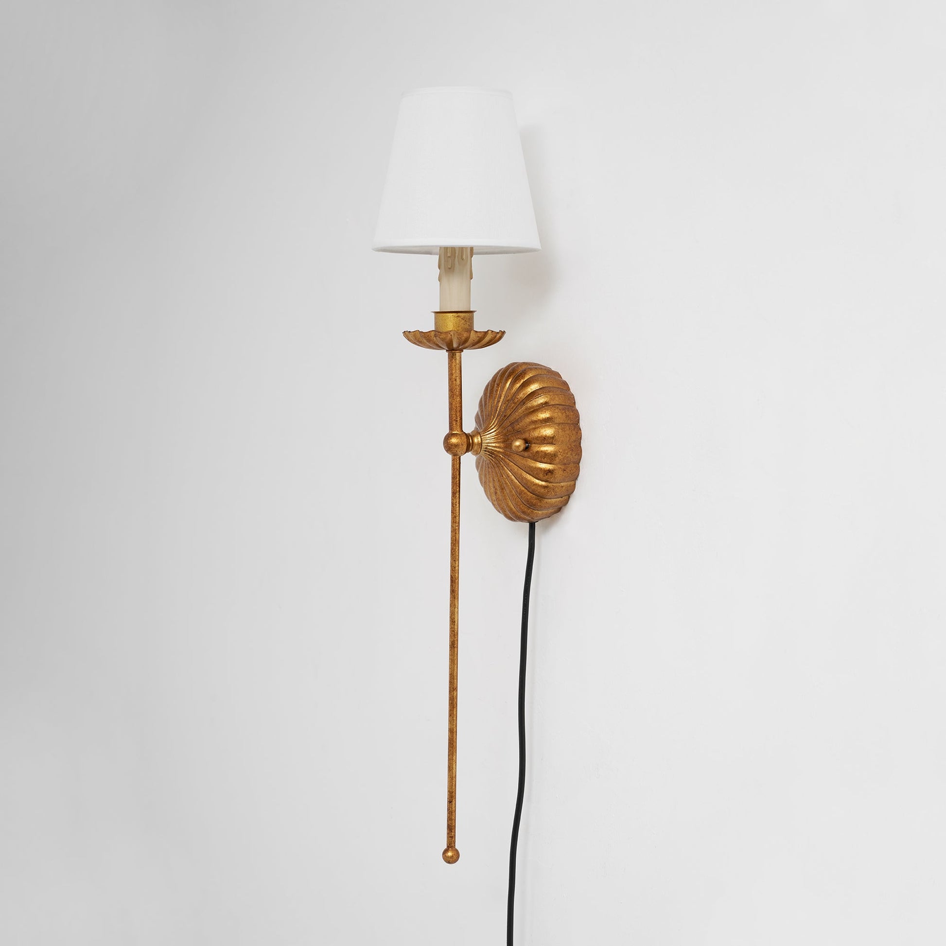 Dimensional drawing of the double-arm horizontal wall sconce.