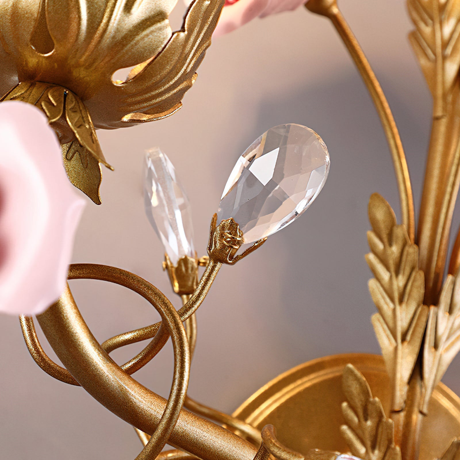 Image of the sconce with its dimensions L 31cm x H 50cm displayed.