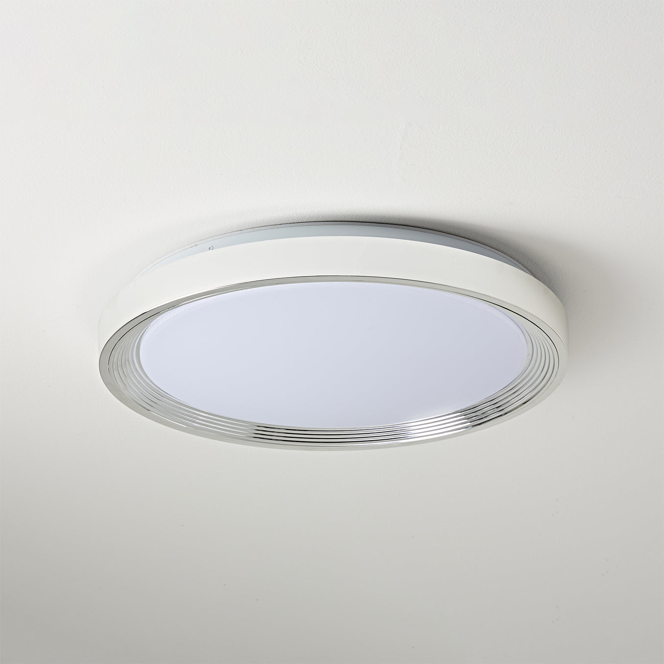 Close-up on the edge of the light, showing the quality of the metal finish.