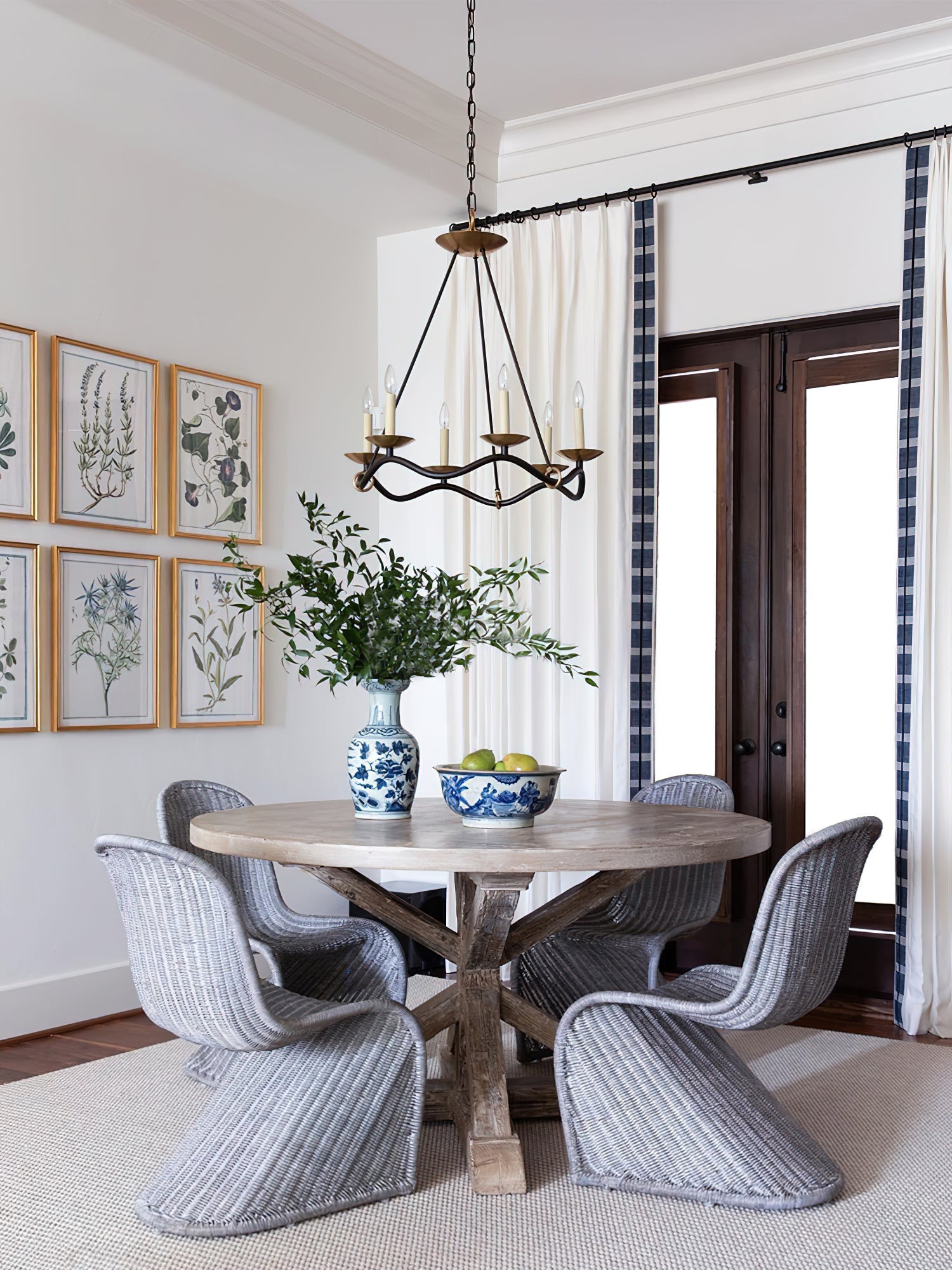 Evenor Elegance Vintage Brass Chandelier-Neutral Decor