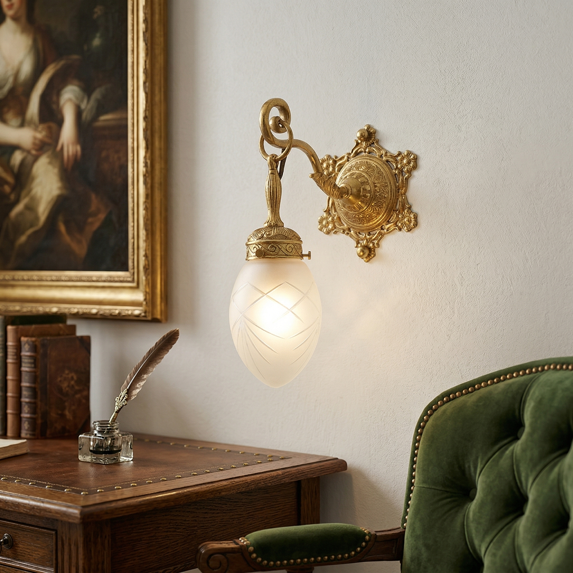 Side profile of the Solange Classic Wall Lamp.