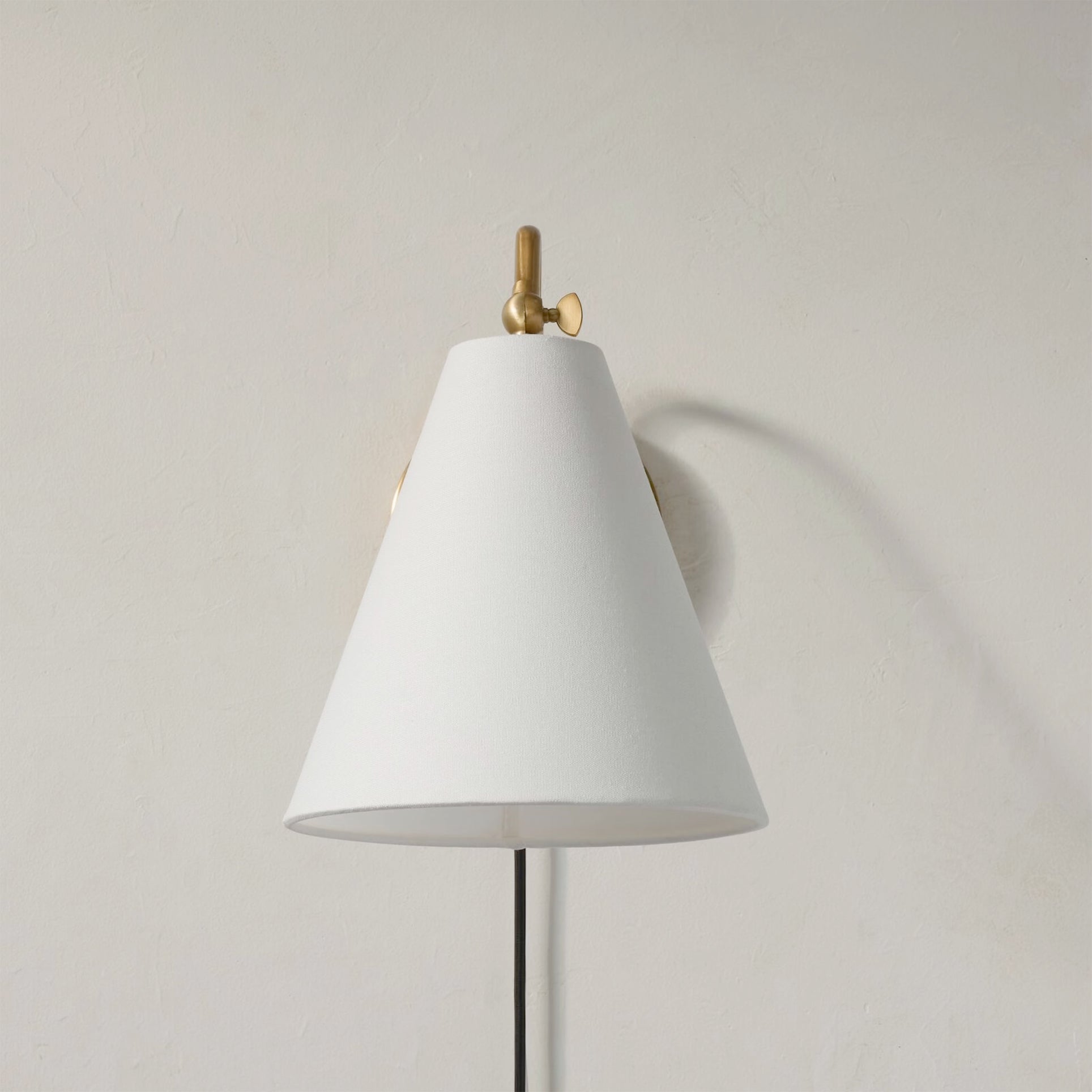 Size and dimensions diagram for the two-head Cleome wall lamp.