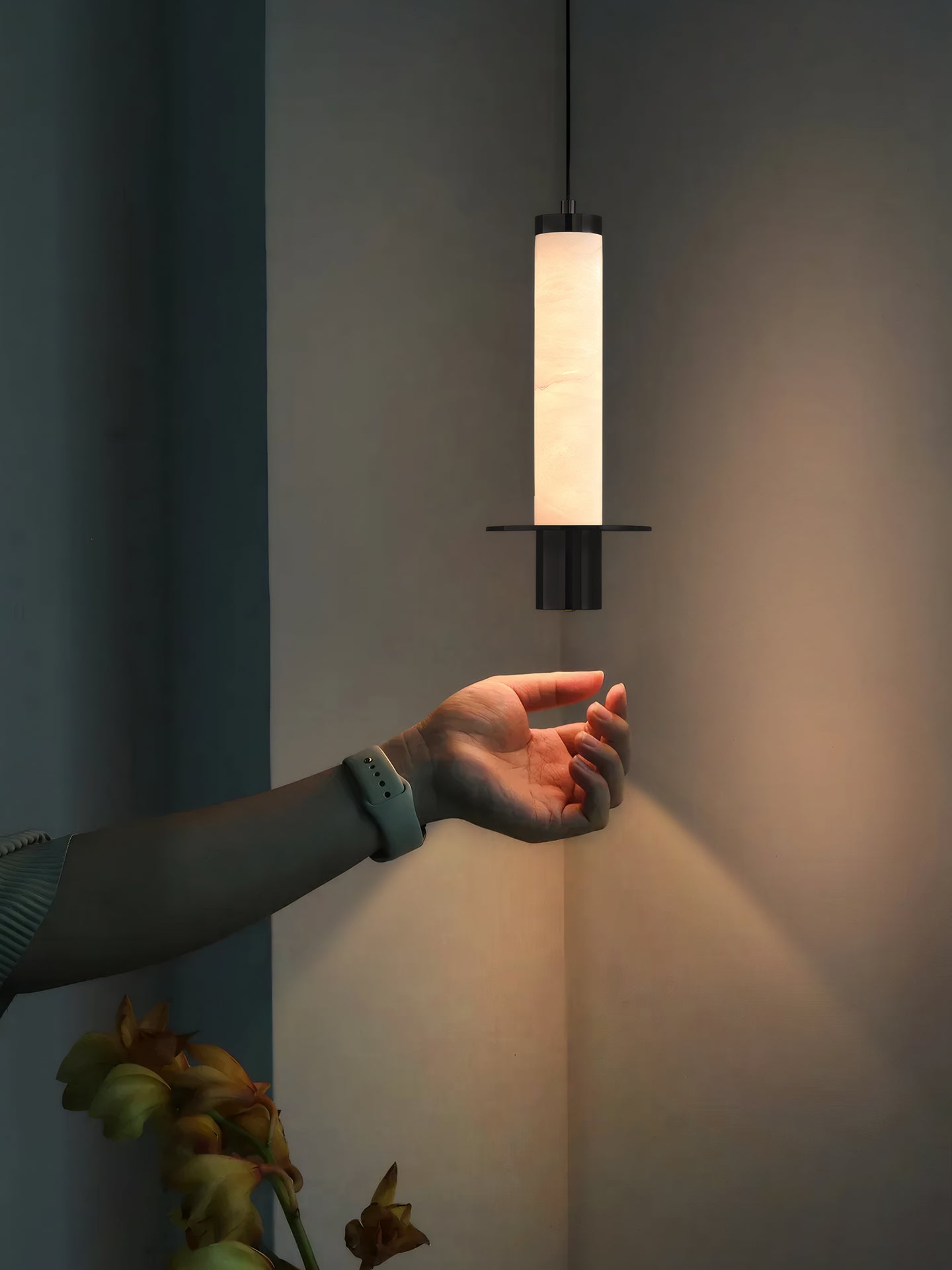 Lyra Slim Alabaster Cylindrical Pendant Lamp-Neutral Decor