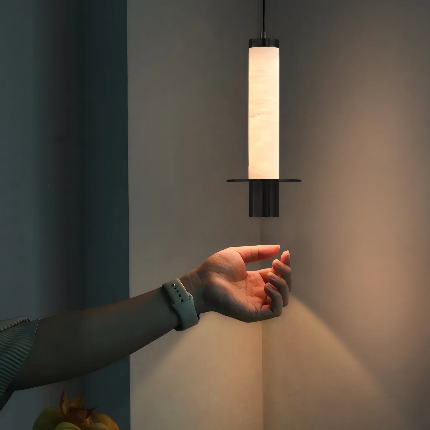 Lyra Slim Alabaster Cylindrical Pendant Lamp-Neutral Decor