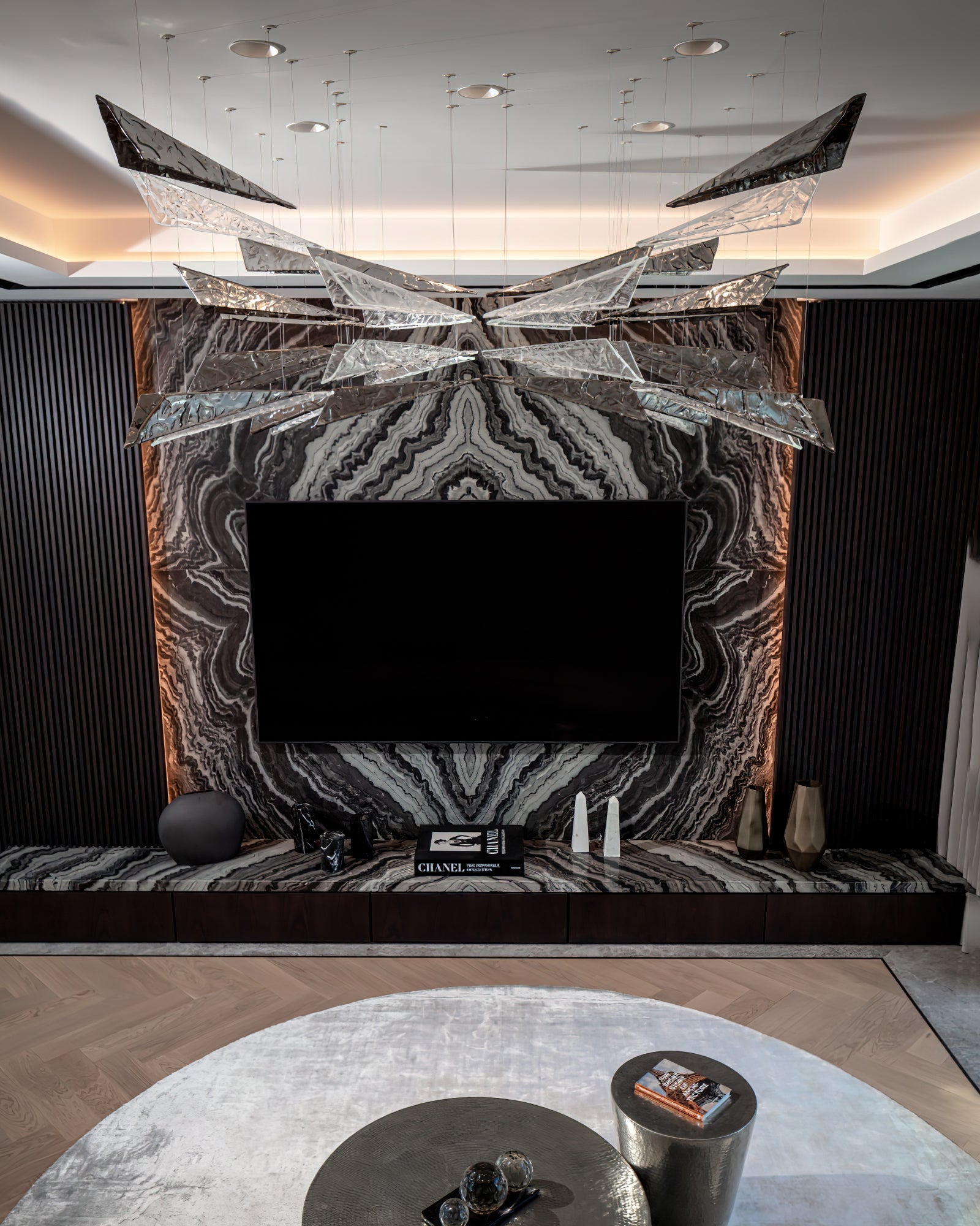 Nyvinia Glass Feather-Shape Chandelier-Neutral Decor