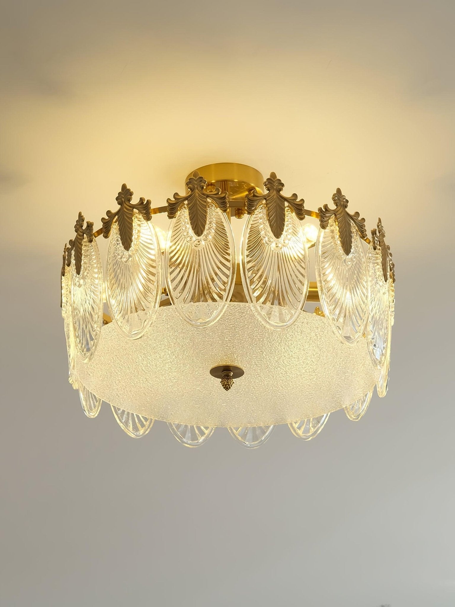 Lustra Chandelier Glass Petals Gold Frame Round-Neutral Decor