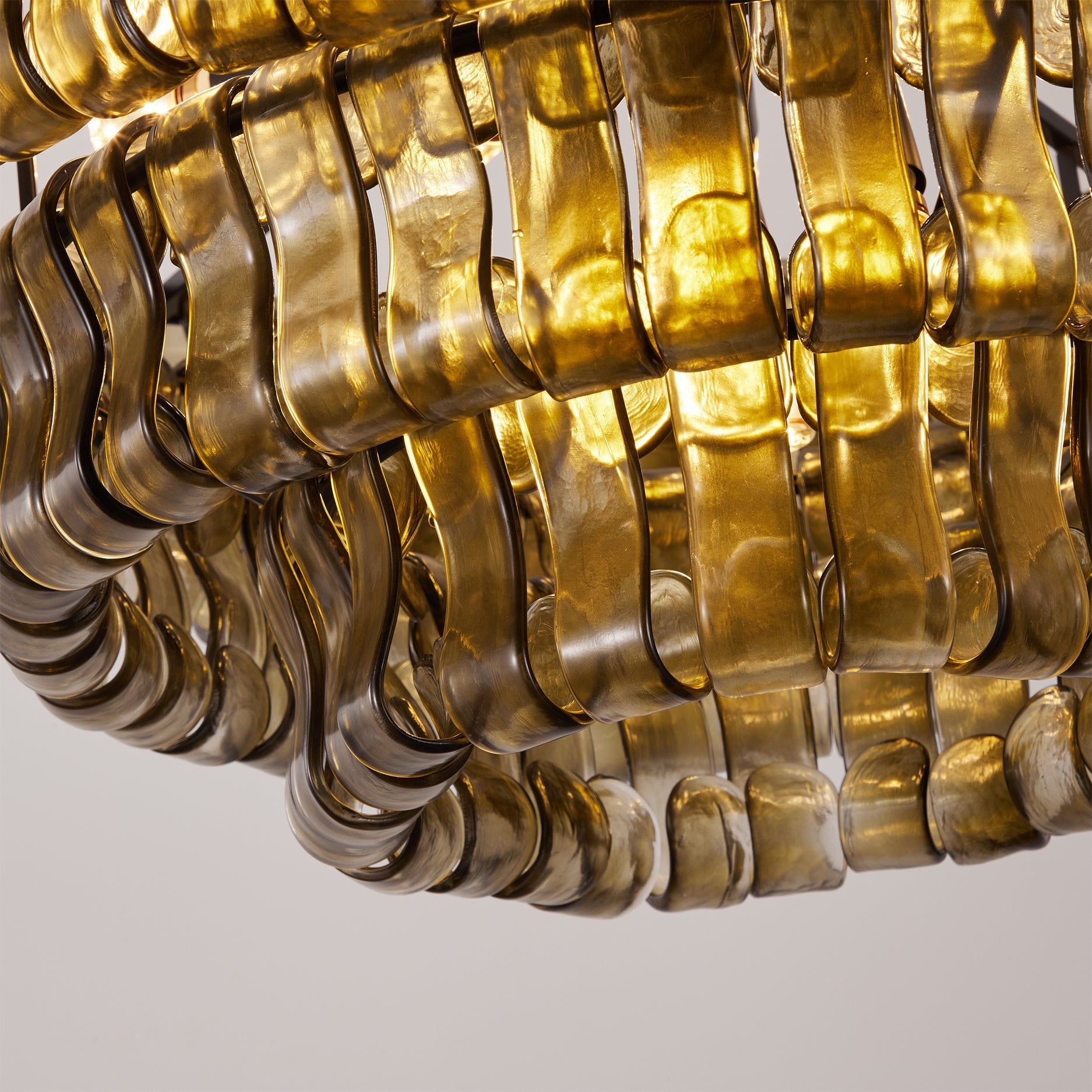 The medium 35.4-inch Ghiaccio Chandelier above a contemporary dining table.