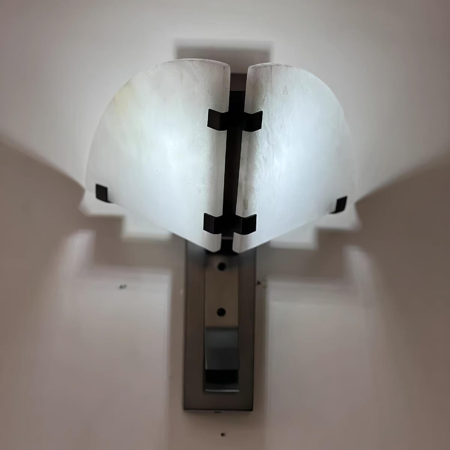 Selesta Modern Alabaster Wall Light-Neutral Decor