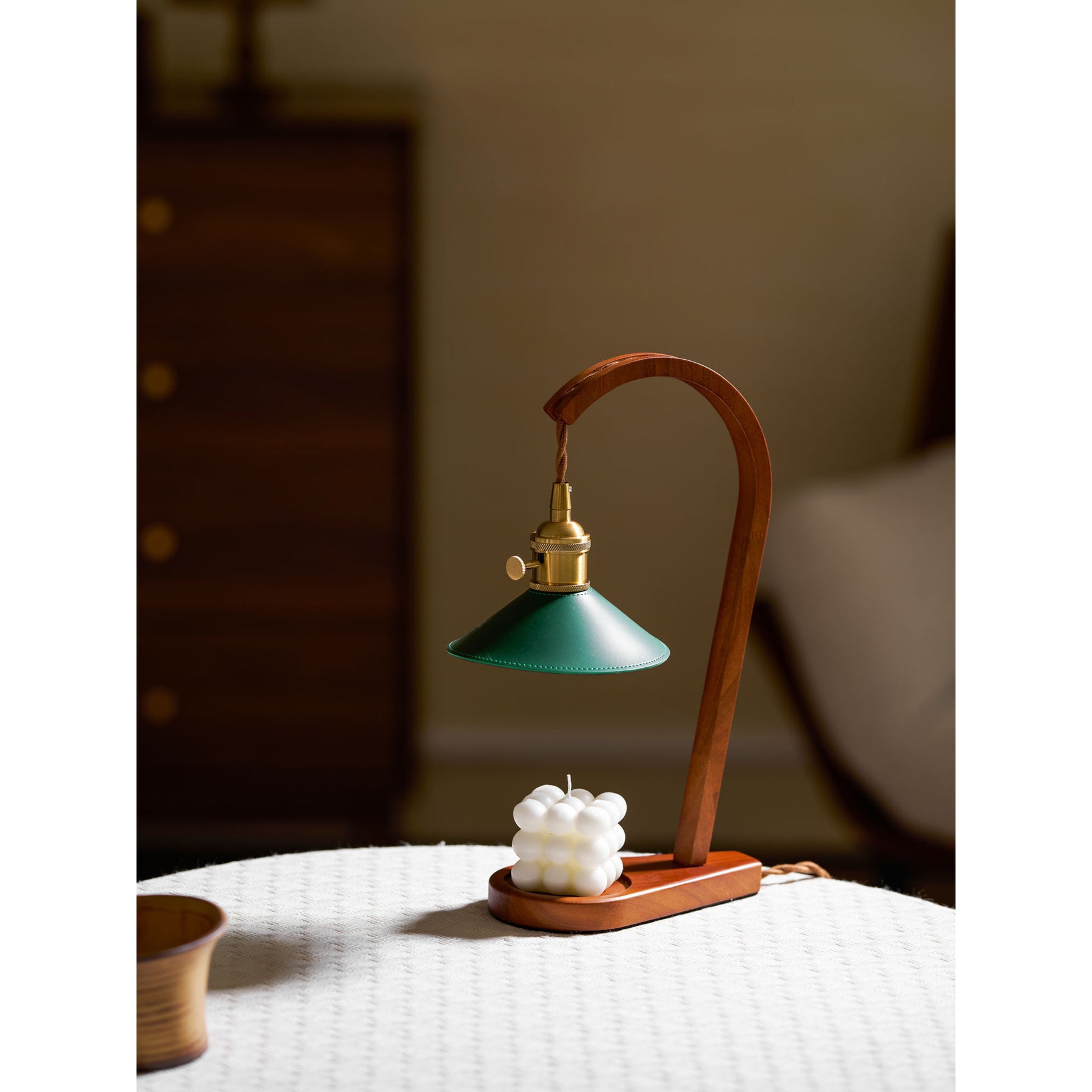 The lamp's plug cord, noted as 59 inches long.