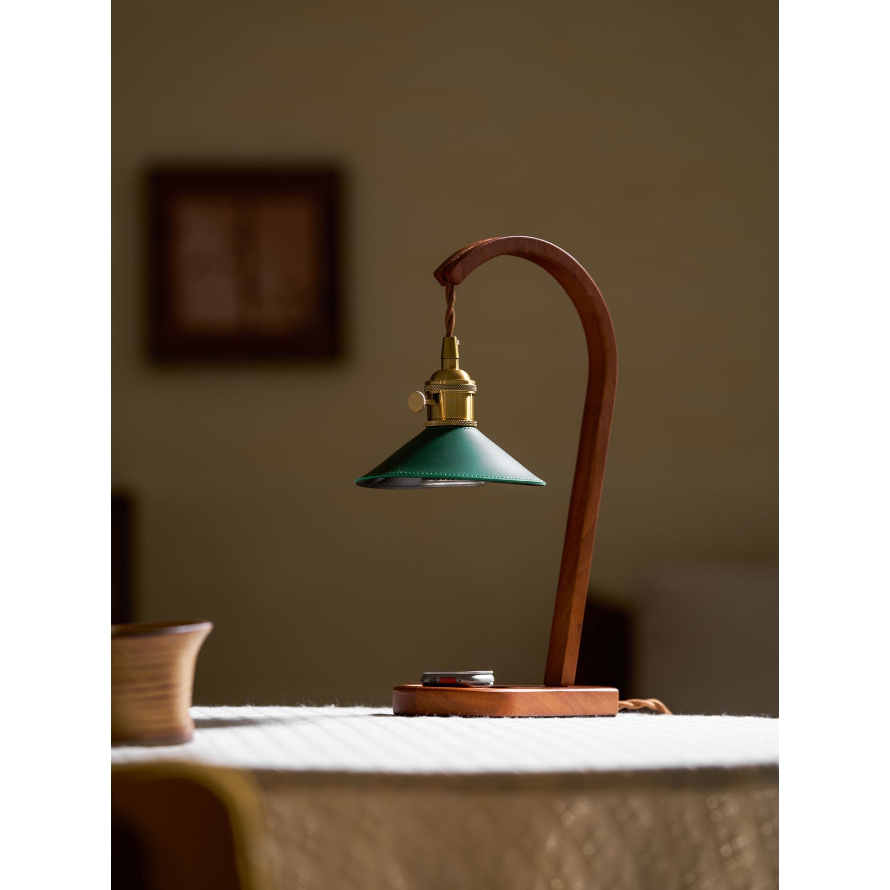 Close-up on the grain of the walnut-colored solid wood body.