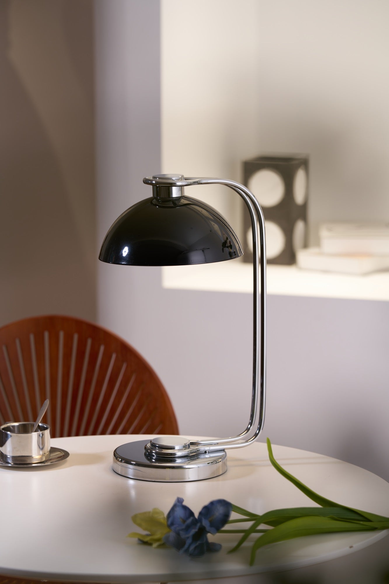 Neo Contemporary Acrylic Table lamp-Neutral Decor