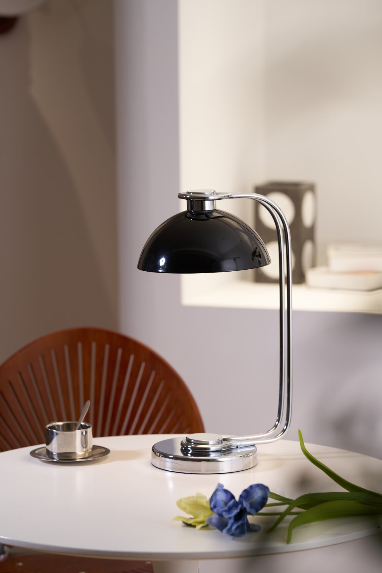 Neo Contemporary Acrylic Table lamp-Neutral Decor