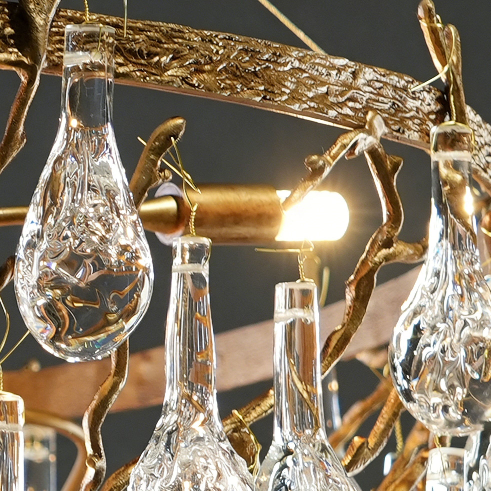 Dimensional diagram of the Doris Chandelier: Diameter 80cm, Height 47cm.