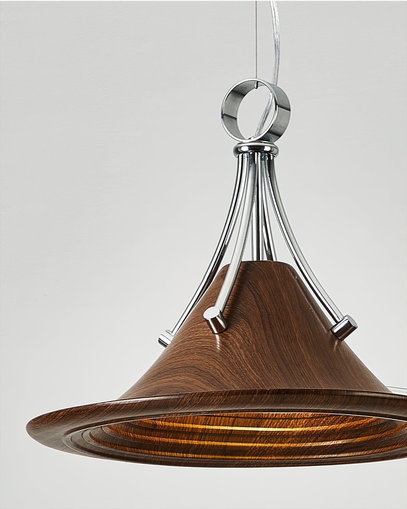 Detail of the material and texture of the wood-finish shade.