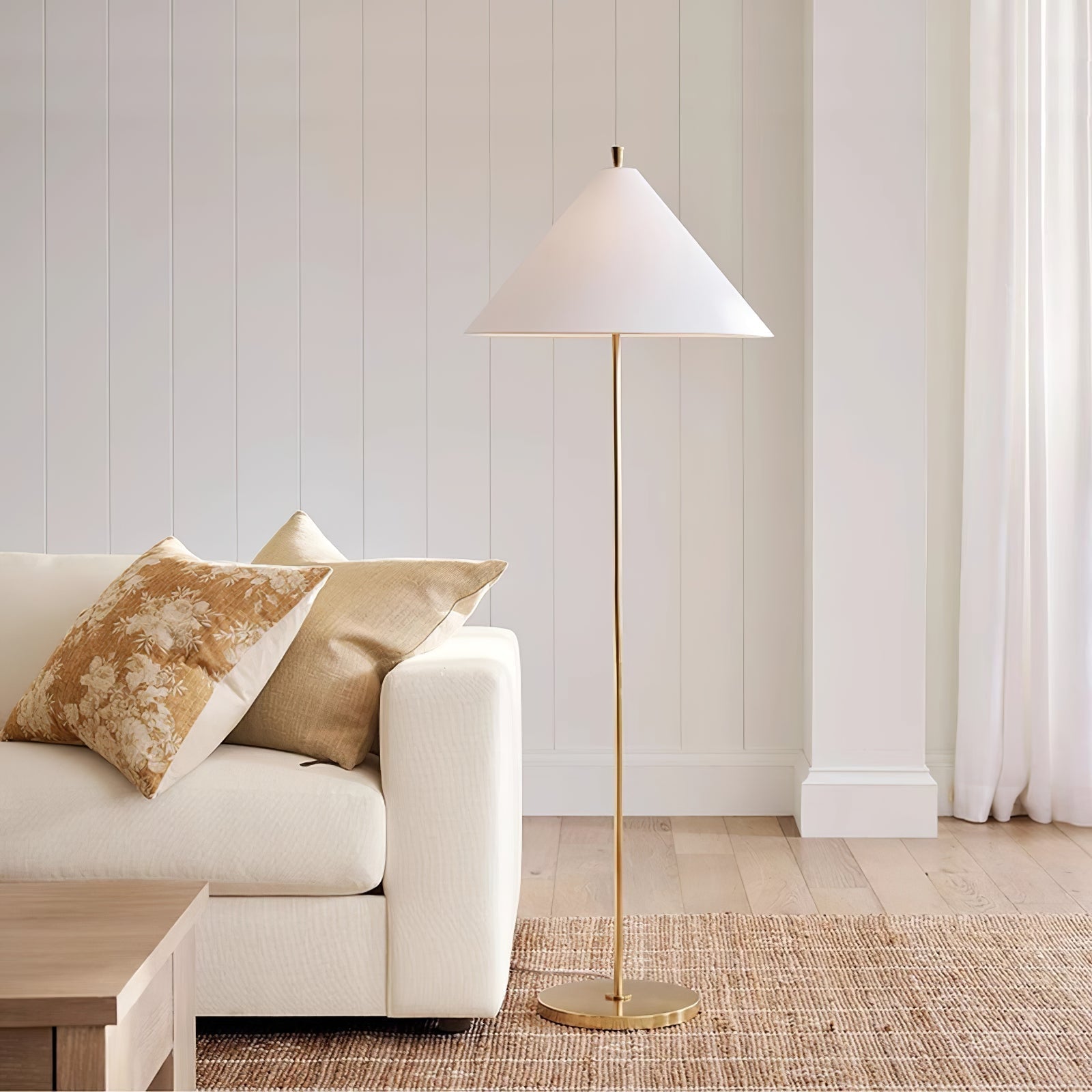 Urath Minimalist Brass Floor Lamp-Neutral Decor