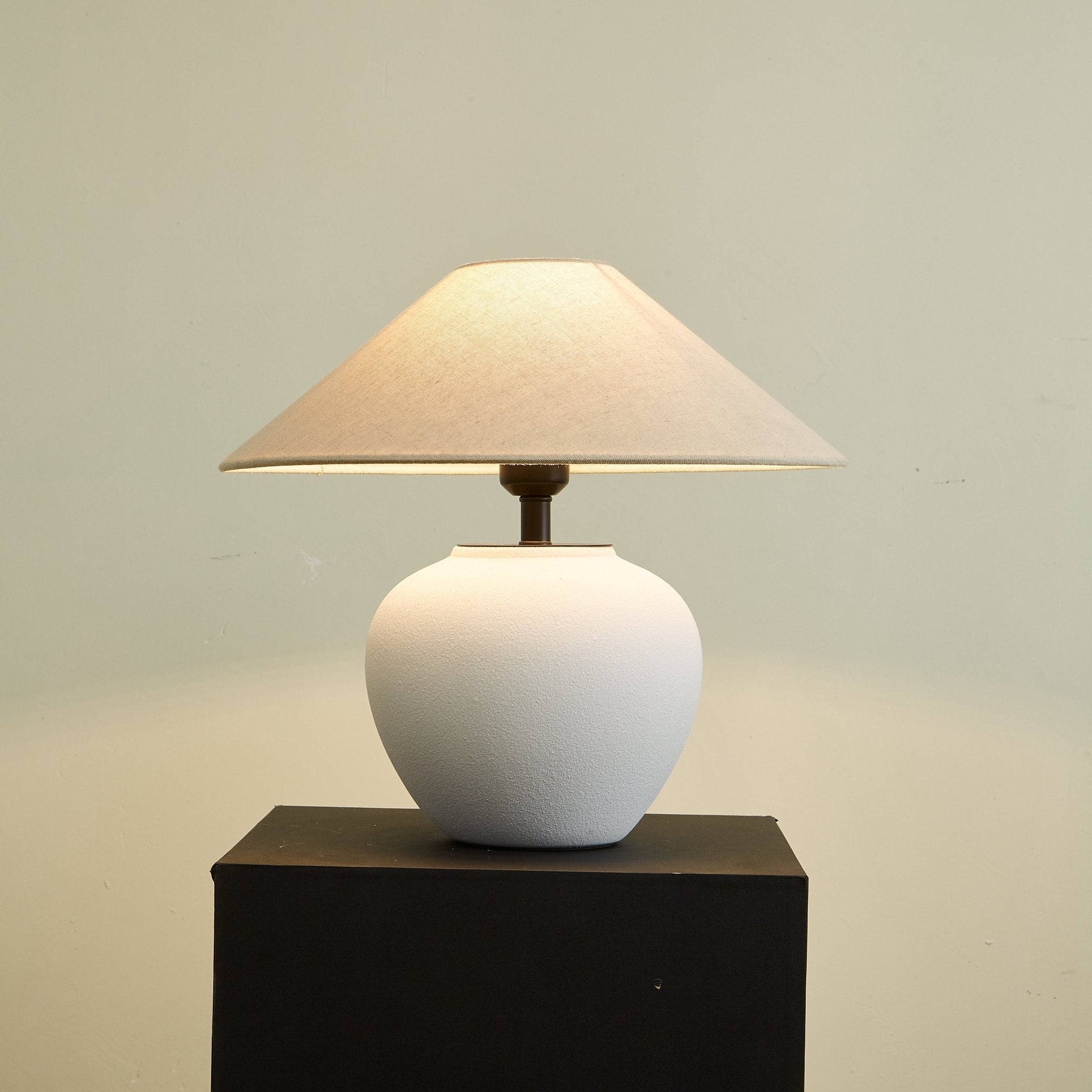 Alba Elegant Ceramic Table Lamp-Neutral Decor