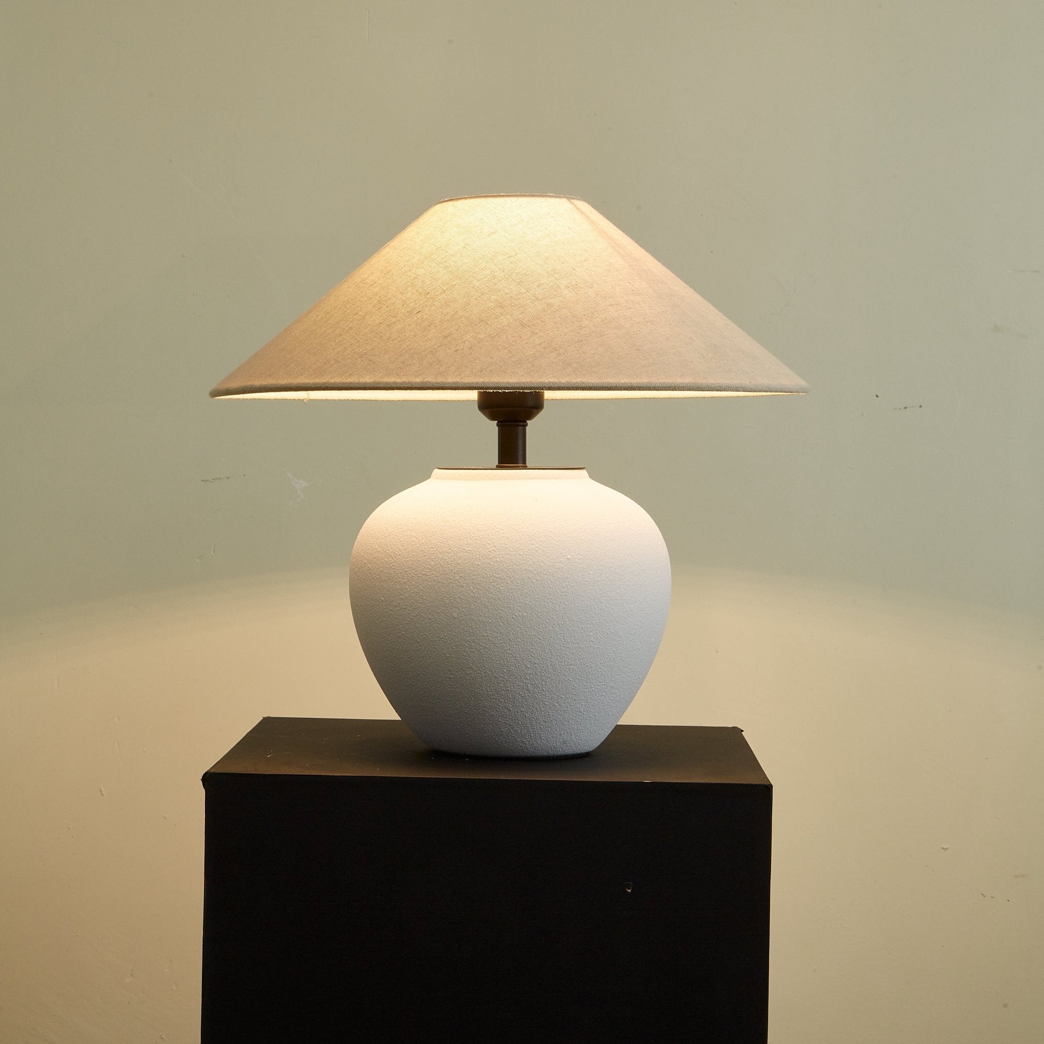 Alba Elegant Ceramic Table Lamp-Neutral Decor