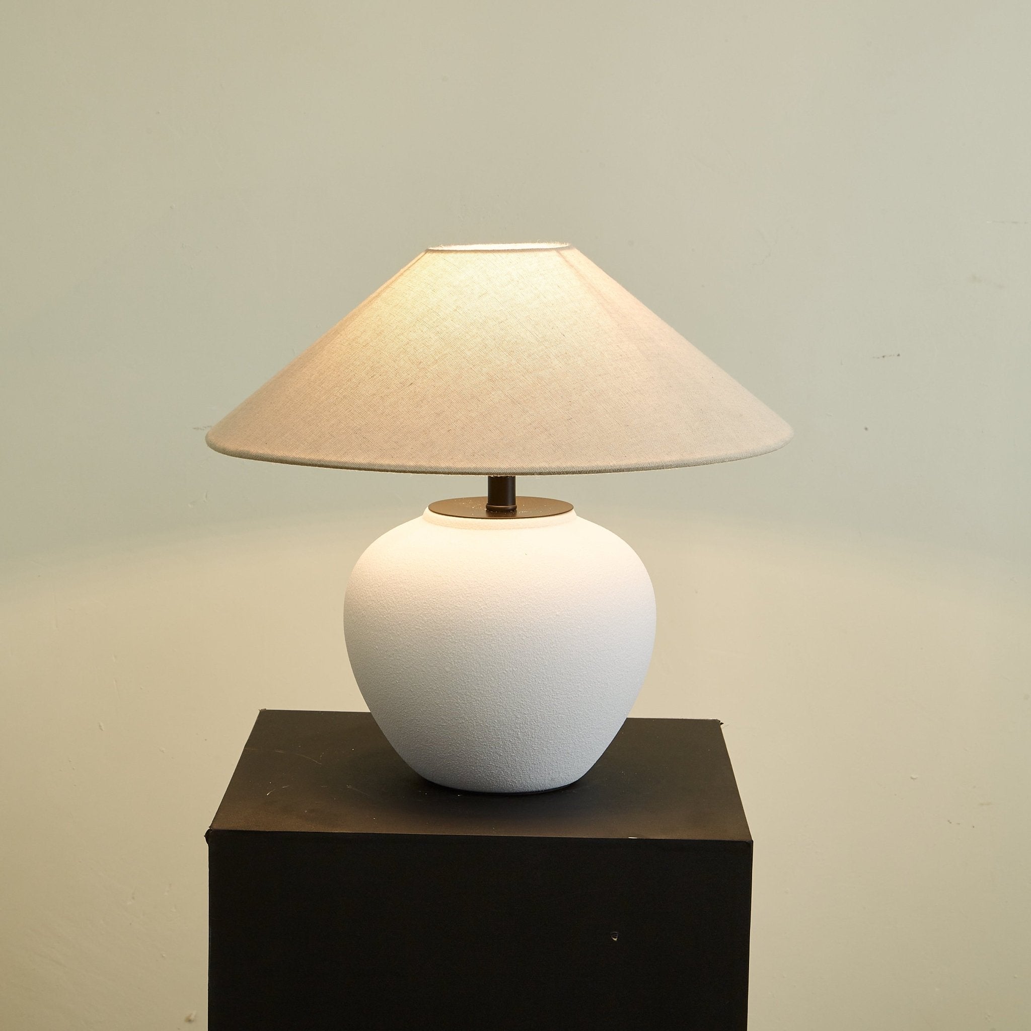 Alba Elegant Ceramic Table Lamp-Neutral Decor