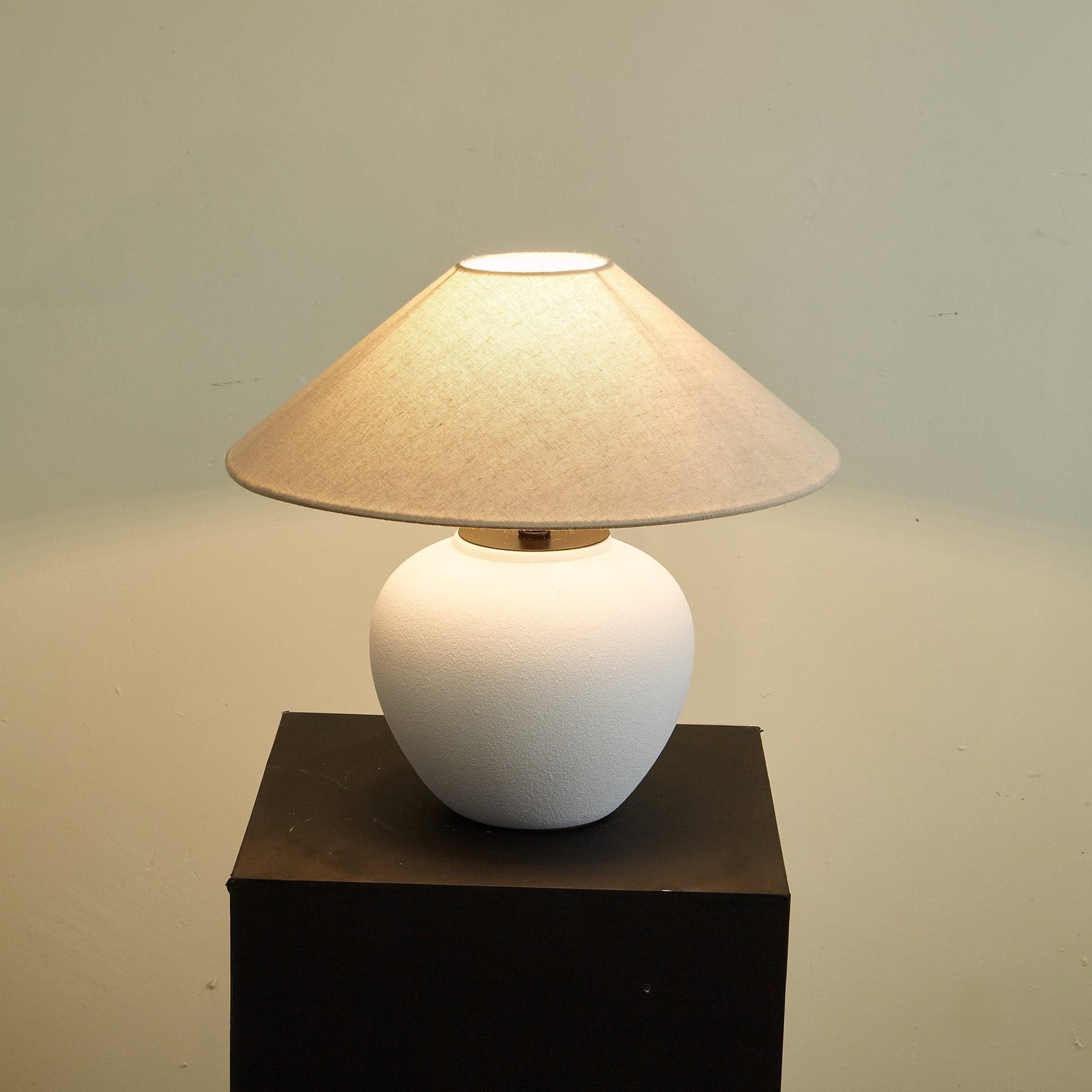Alba Elegant Ceramic Table Lamp-Neutral Decor