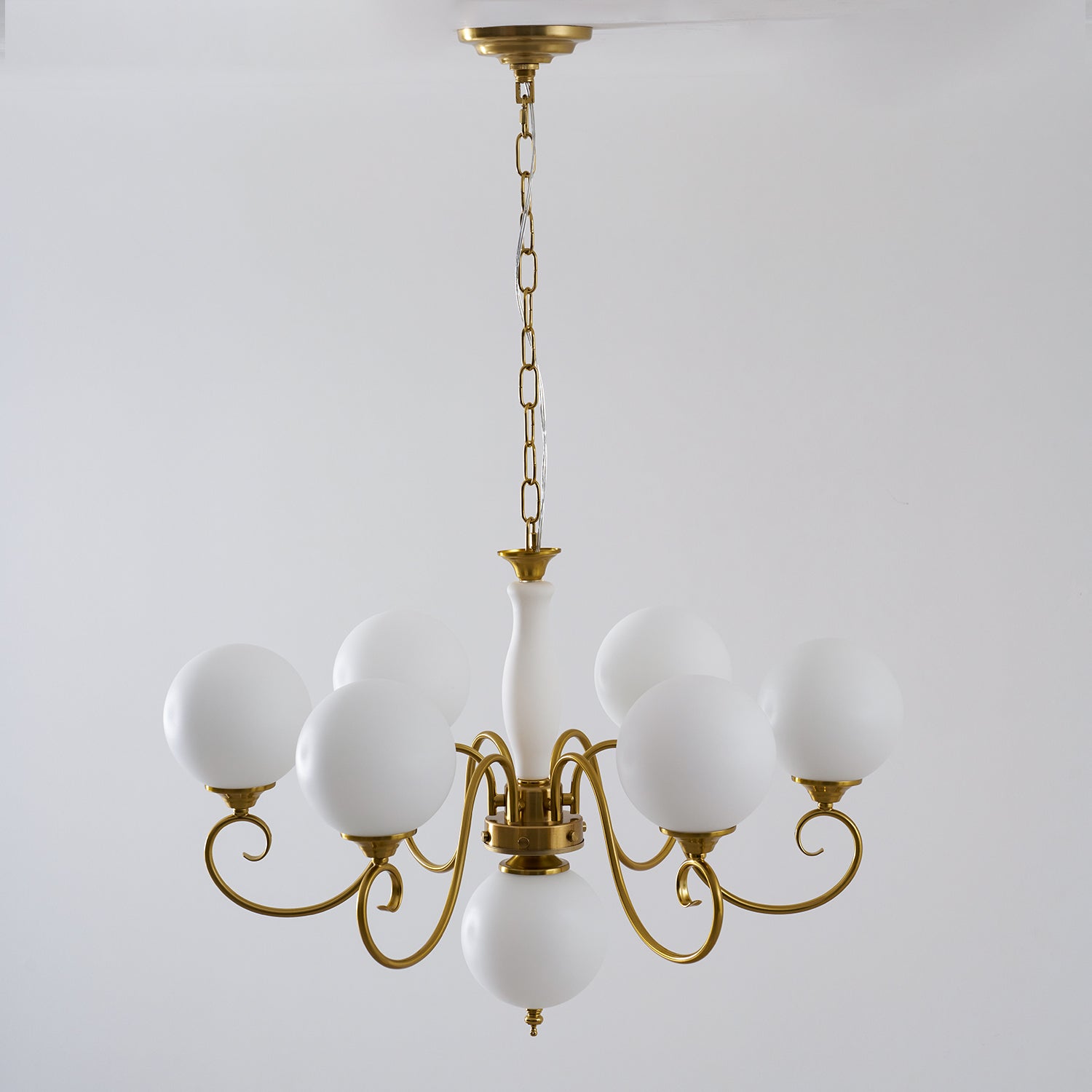 The 4+1 head chandelier in a breakfast nook.