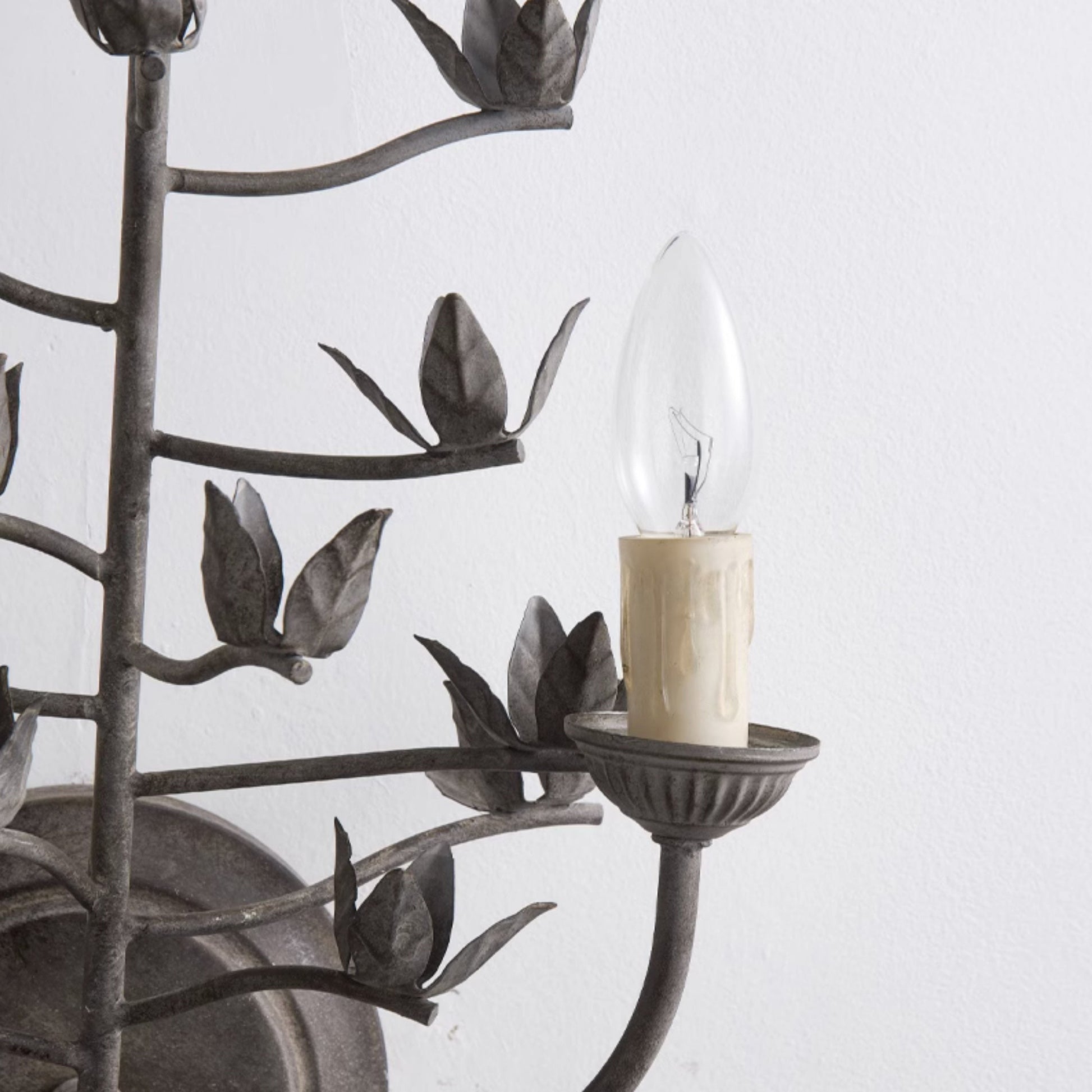 Another close-up of the socket without a bulb.