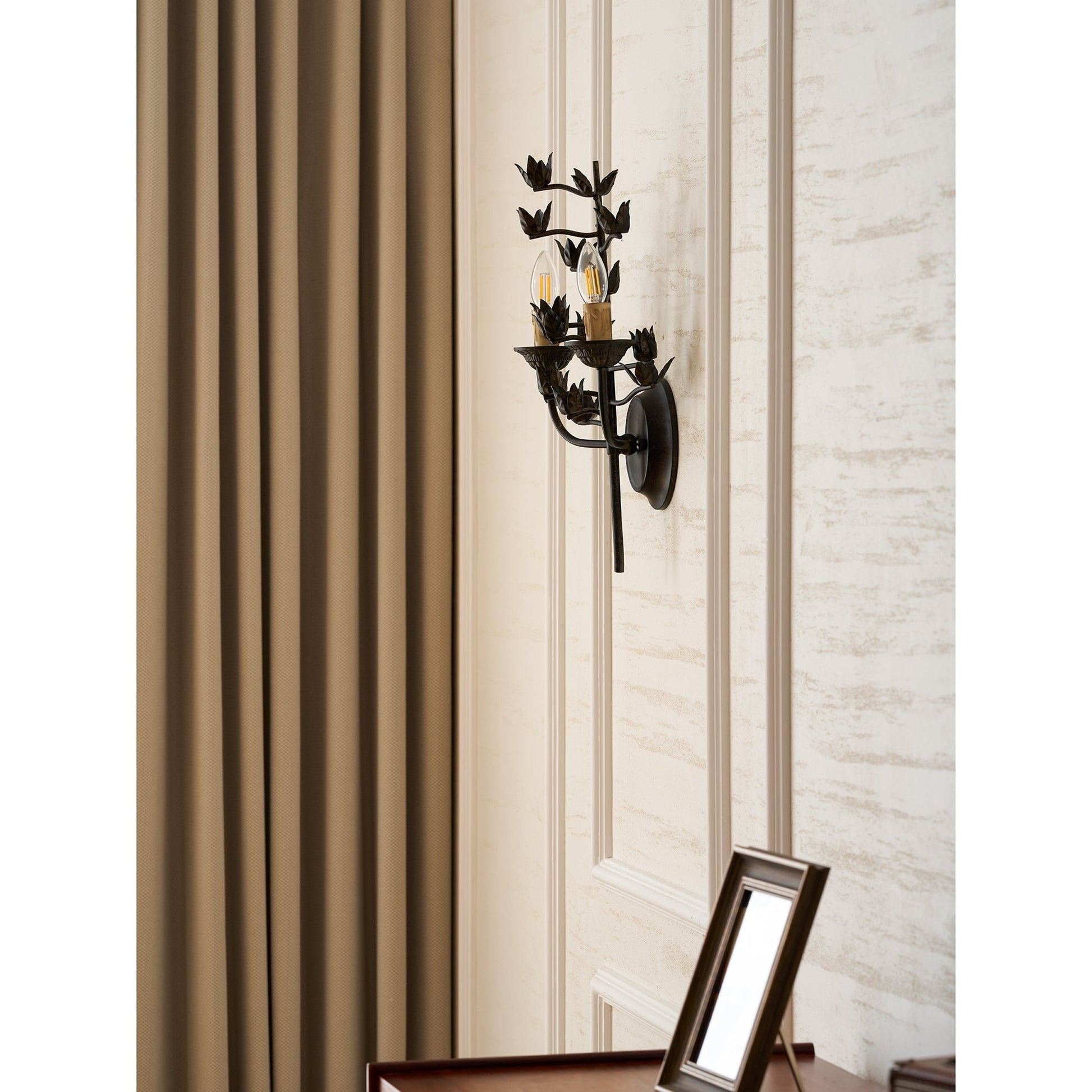 Close-up of the lamp's mounting plate and main branch structure.