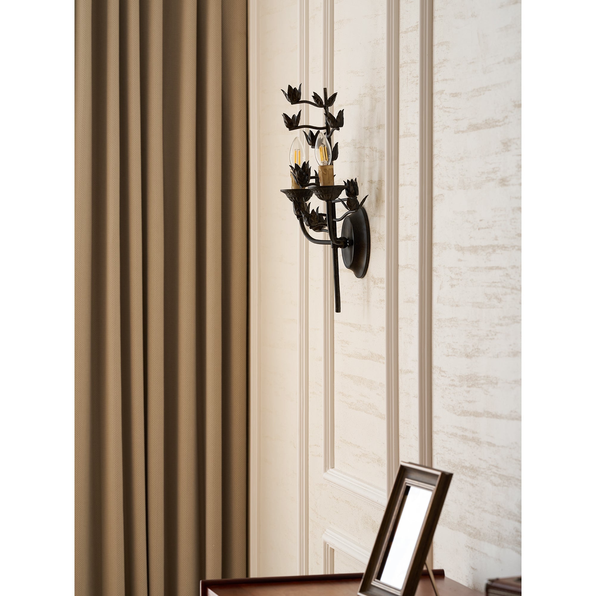 Close-up of the lamp's mounting plate and main branch structure.