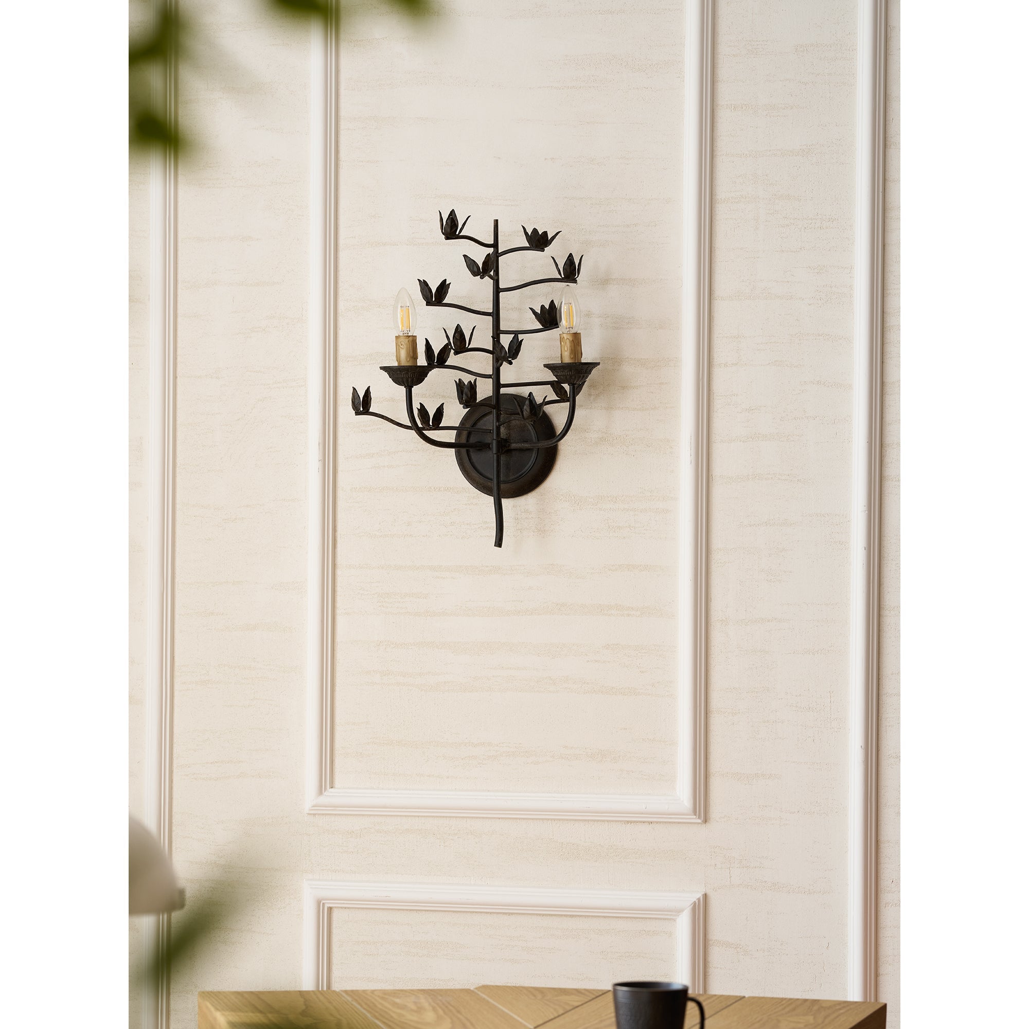 Dimensional overlay showing the height and diameter of the lamp.