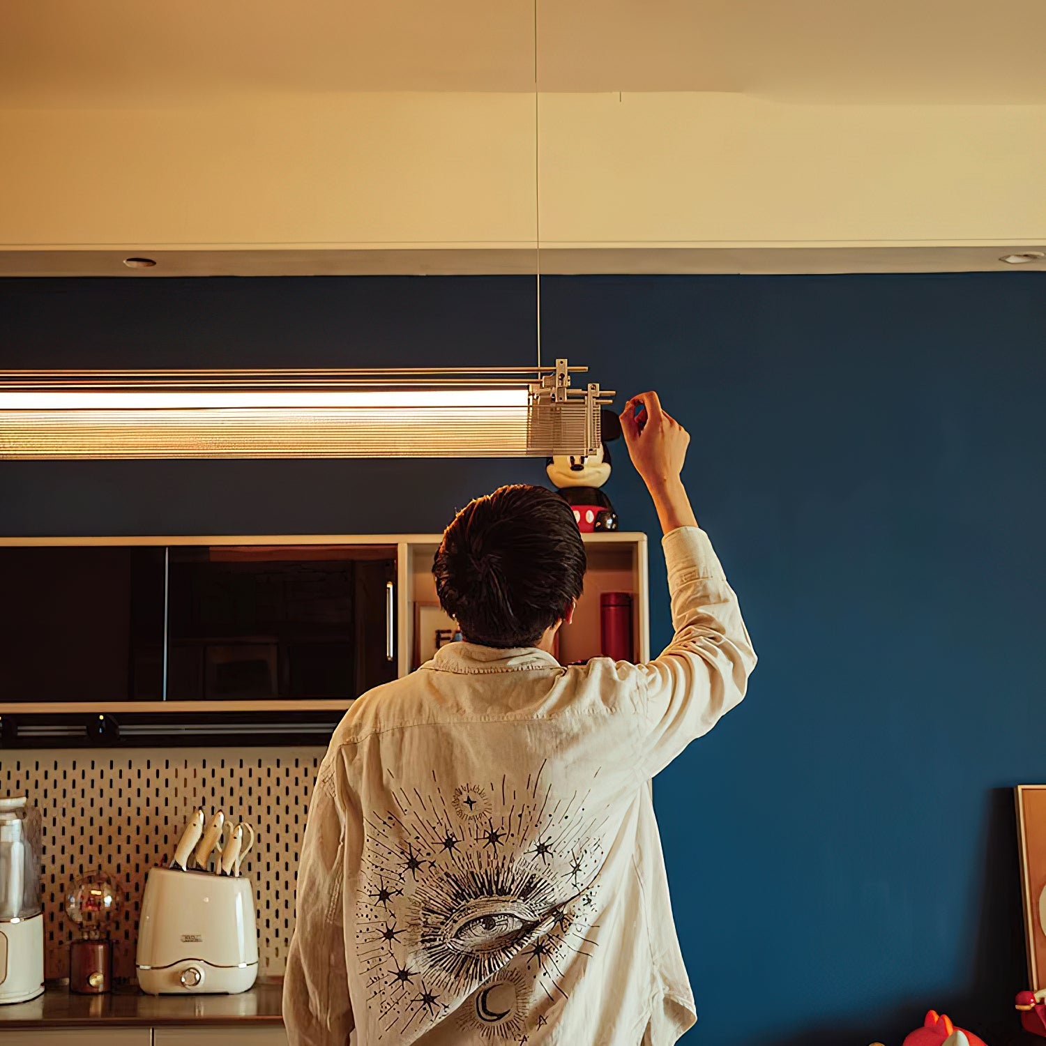 Detail of the integrated LED light source within the glass lampshade.