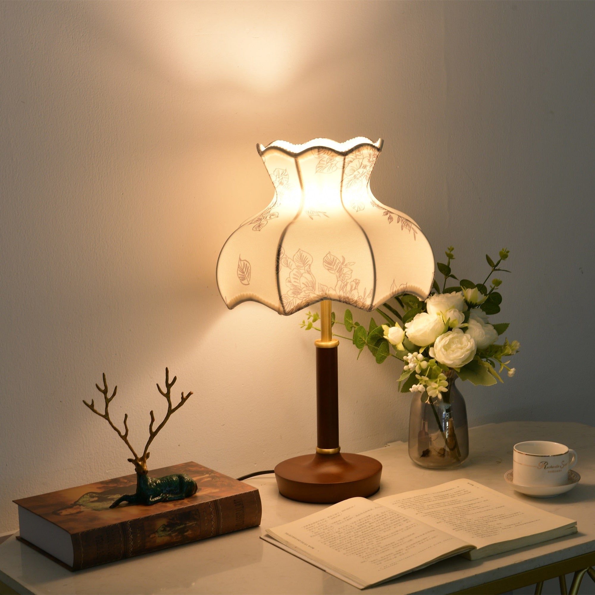 Naomi Vintage Table Lamp-Neutral Decor