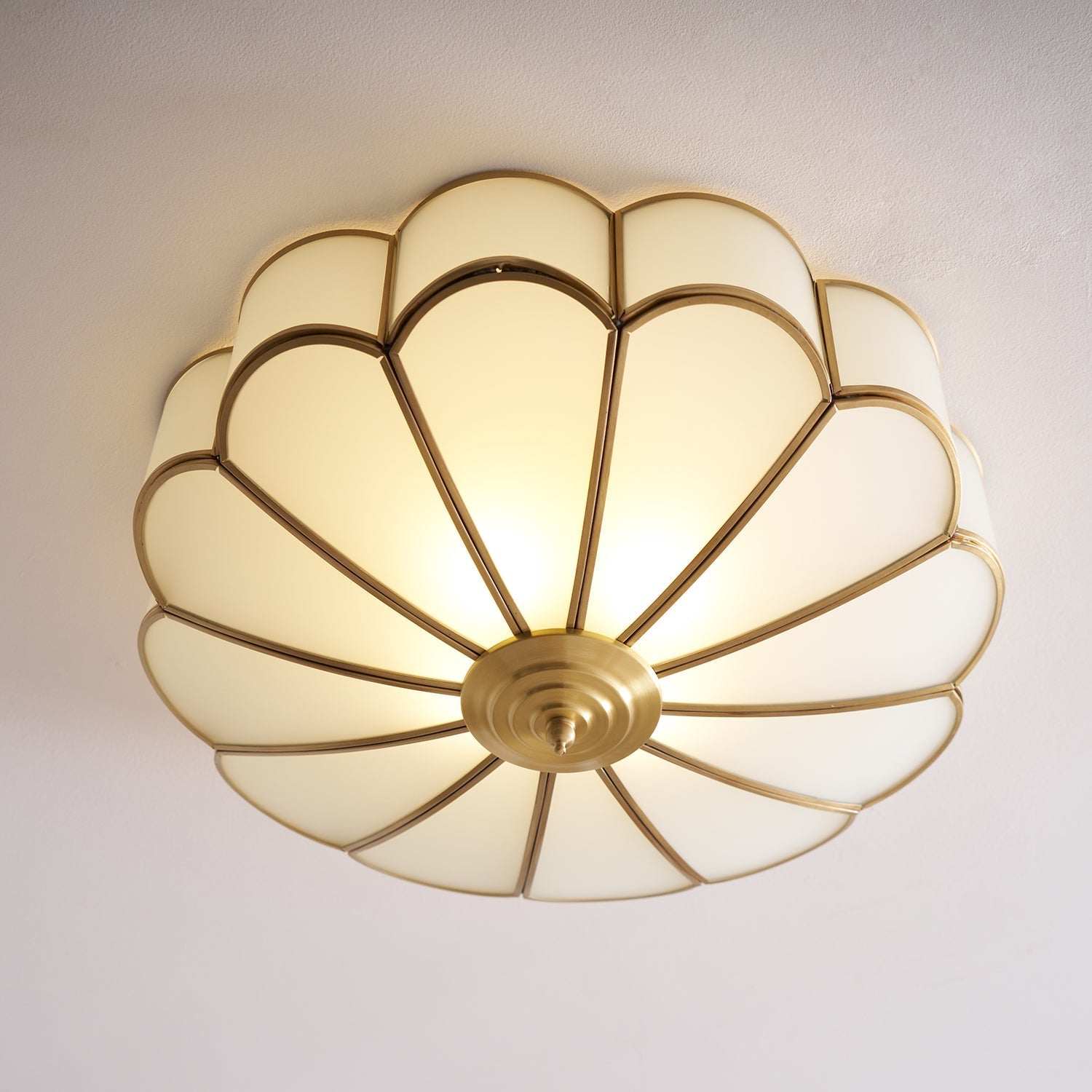 Lustra Ceiling Light Flower Shape Glass Brass-Neutral Decor