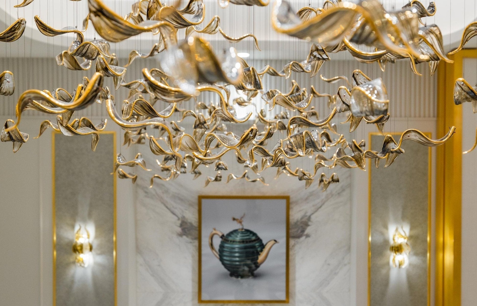 Lustra Chandelier Cascading Leaf Luxe-Neutral Decor