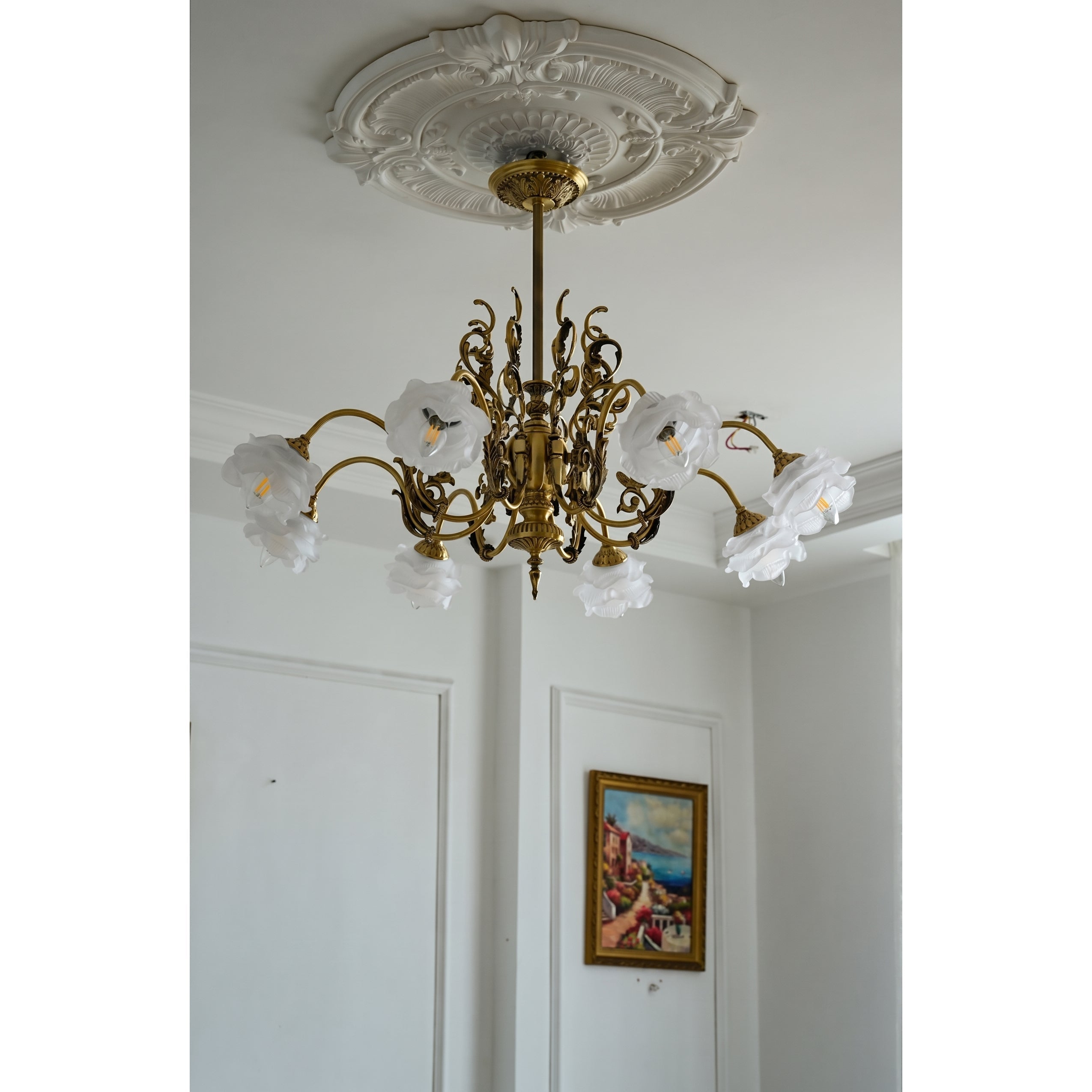 The glass lampshade of the Georgian Gardens Chandelier.