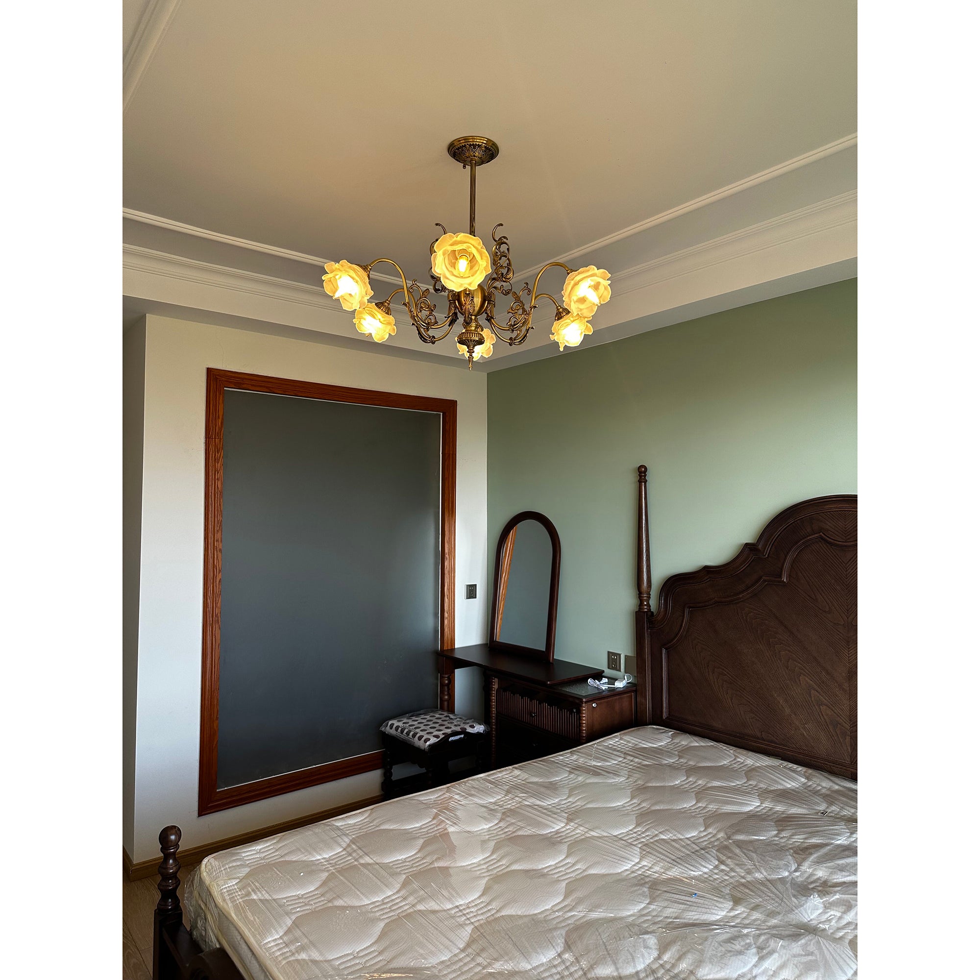 Side profile of the Georgian Gardens Chandelier.