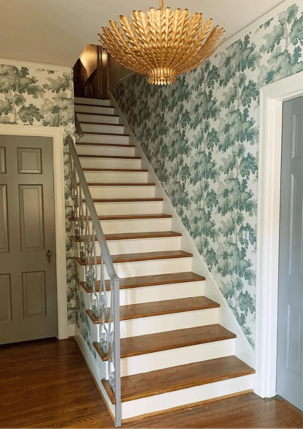 Aurelia Luxurious Gilded Acanthus Chandelier-Neutral Decor