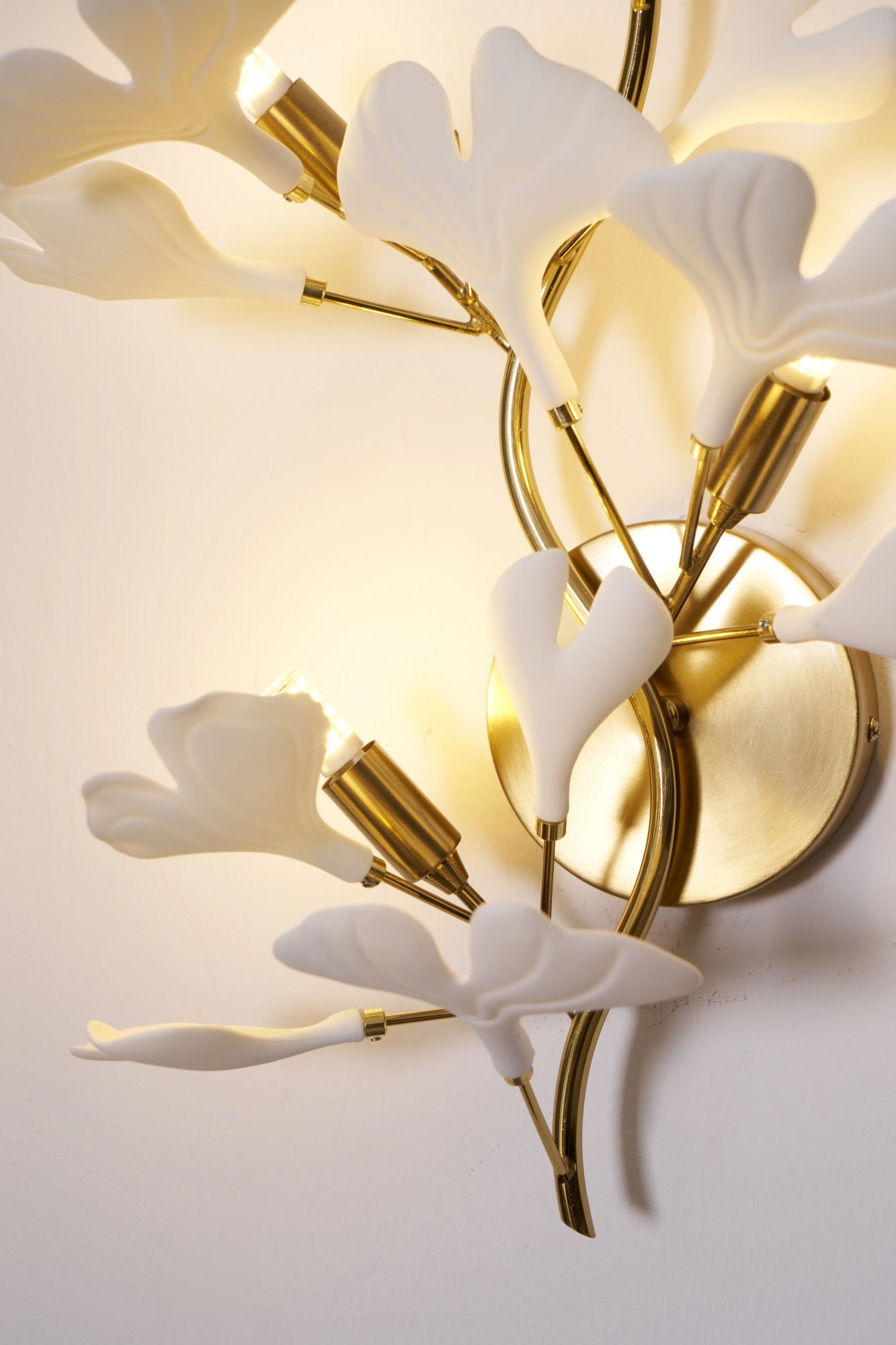Oakes Postmodern Luxury Gingko Ceramics Wall Lamp-Neutral Decor