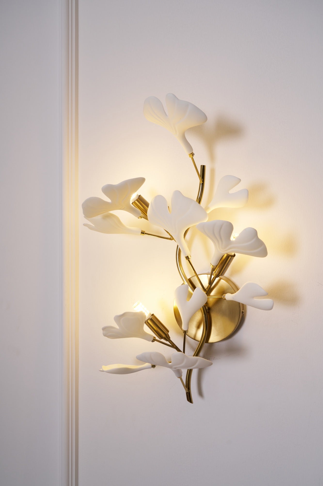 Oakes Postmodern Luxury Gingko Ceramics Wall Lamp-Neutral Decor