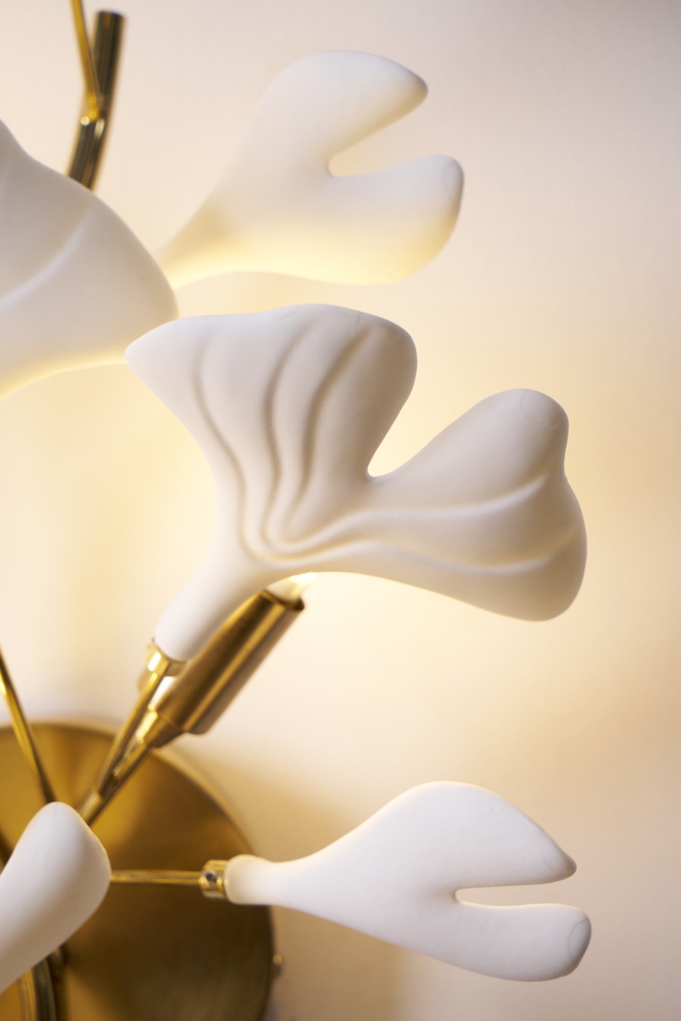 Oakes Postmodern Luxury Gingko Ceramics Wall Lamp-Neutral Decor