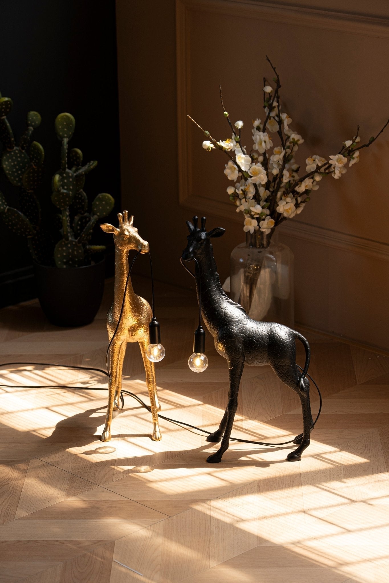 Fexl Luxurious Giraffe Royale Sculpture Floor Lamp-Neutral Decor